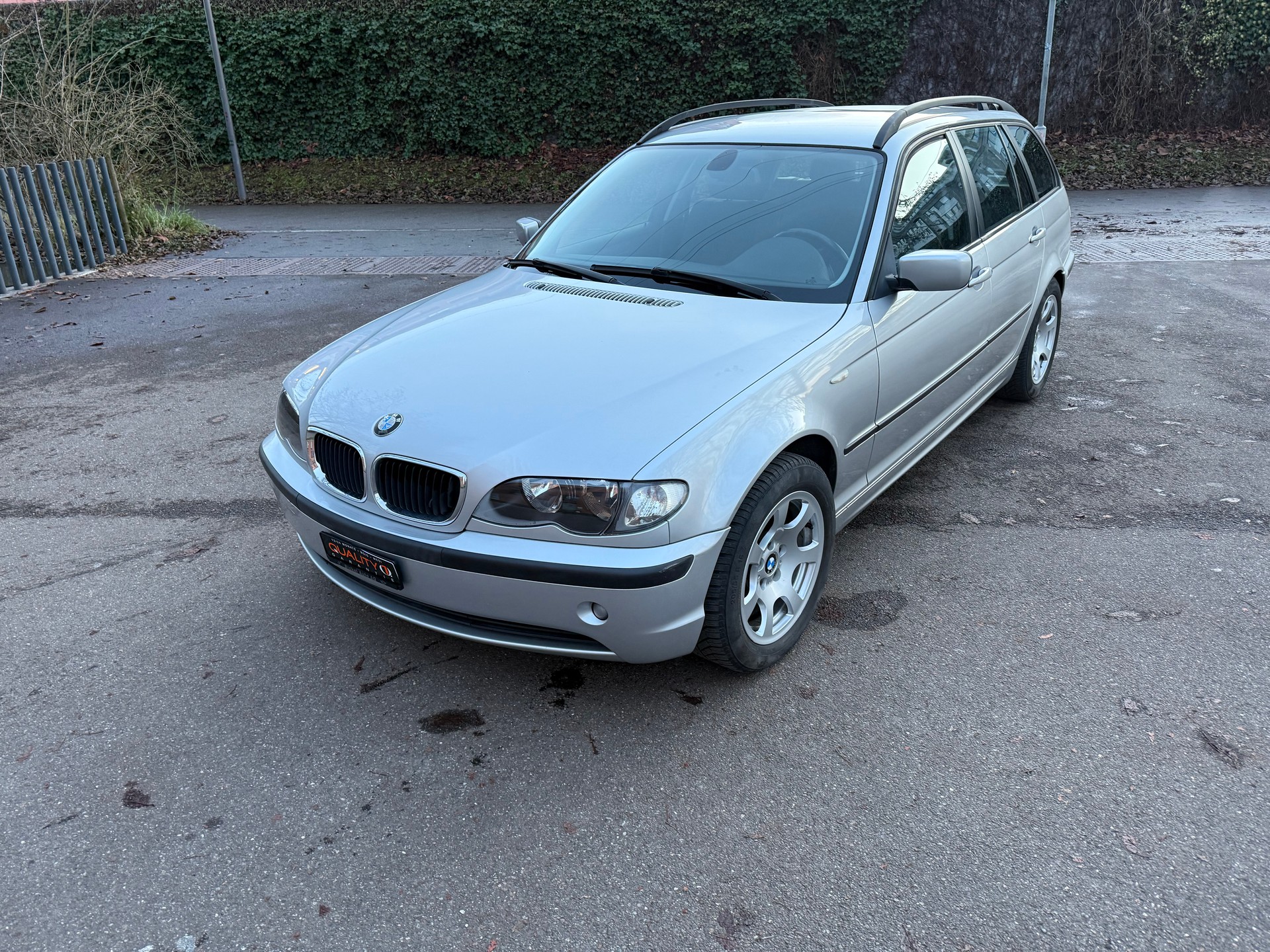 BMW 318i Touring Efficiency-showroom-element-1