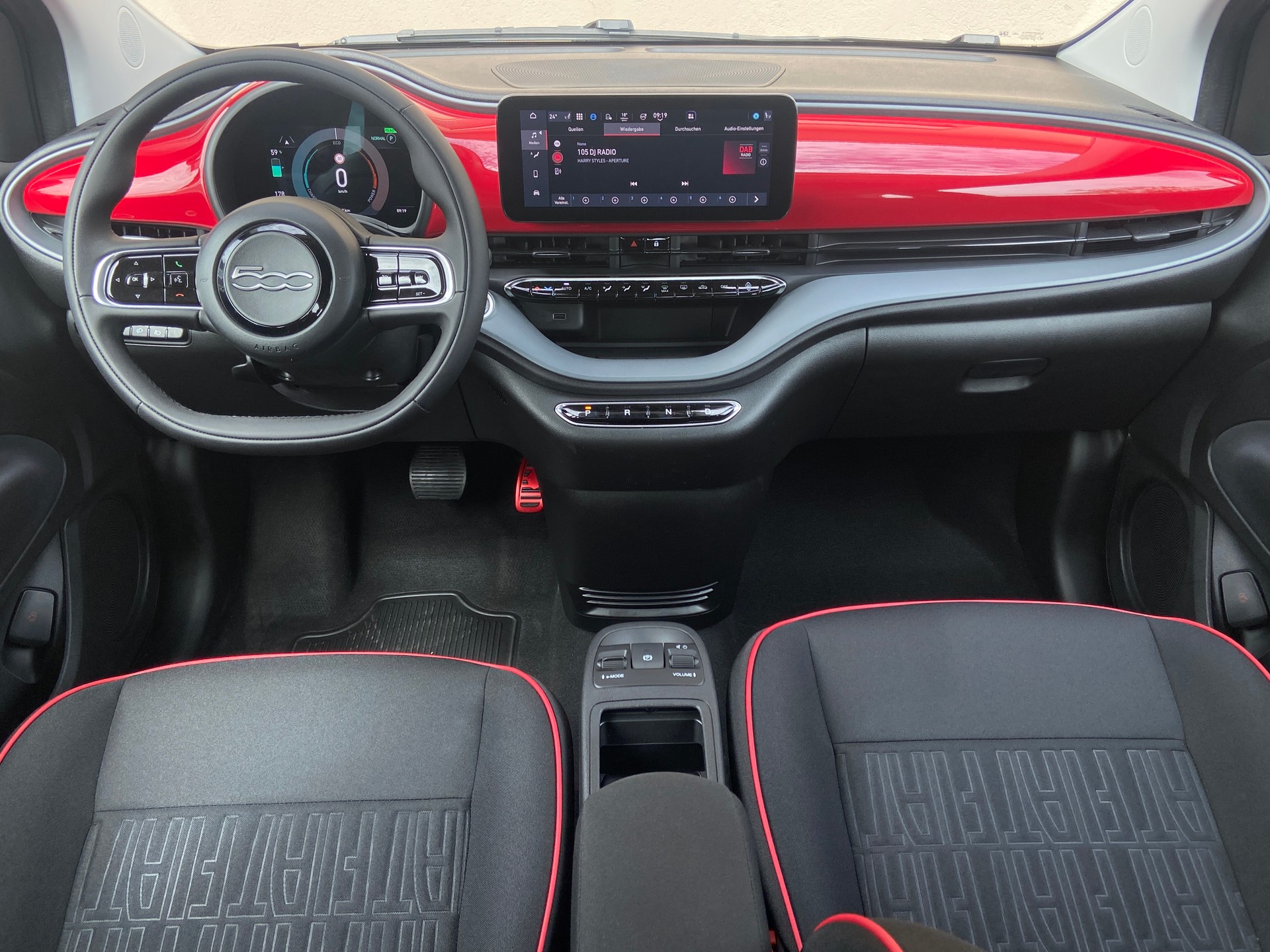 FIAT 500 C electric 87 kW Red-showroom-element-3