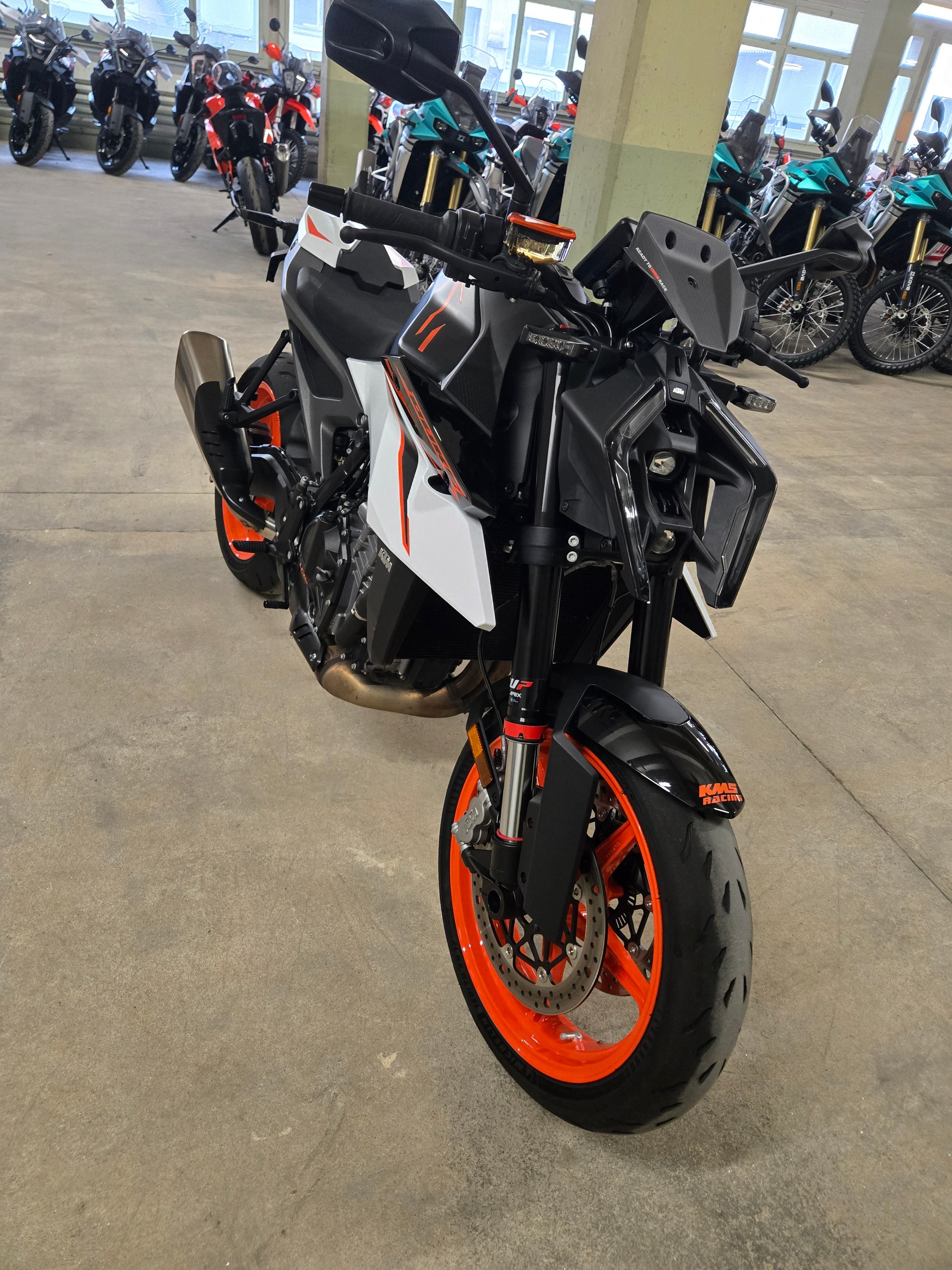 KTM 990 Duke-image-1