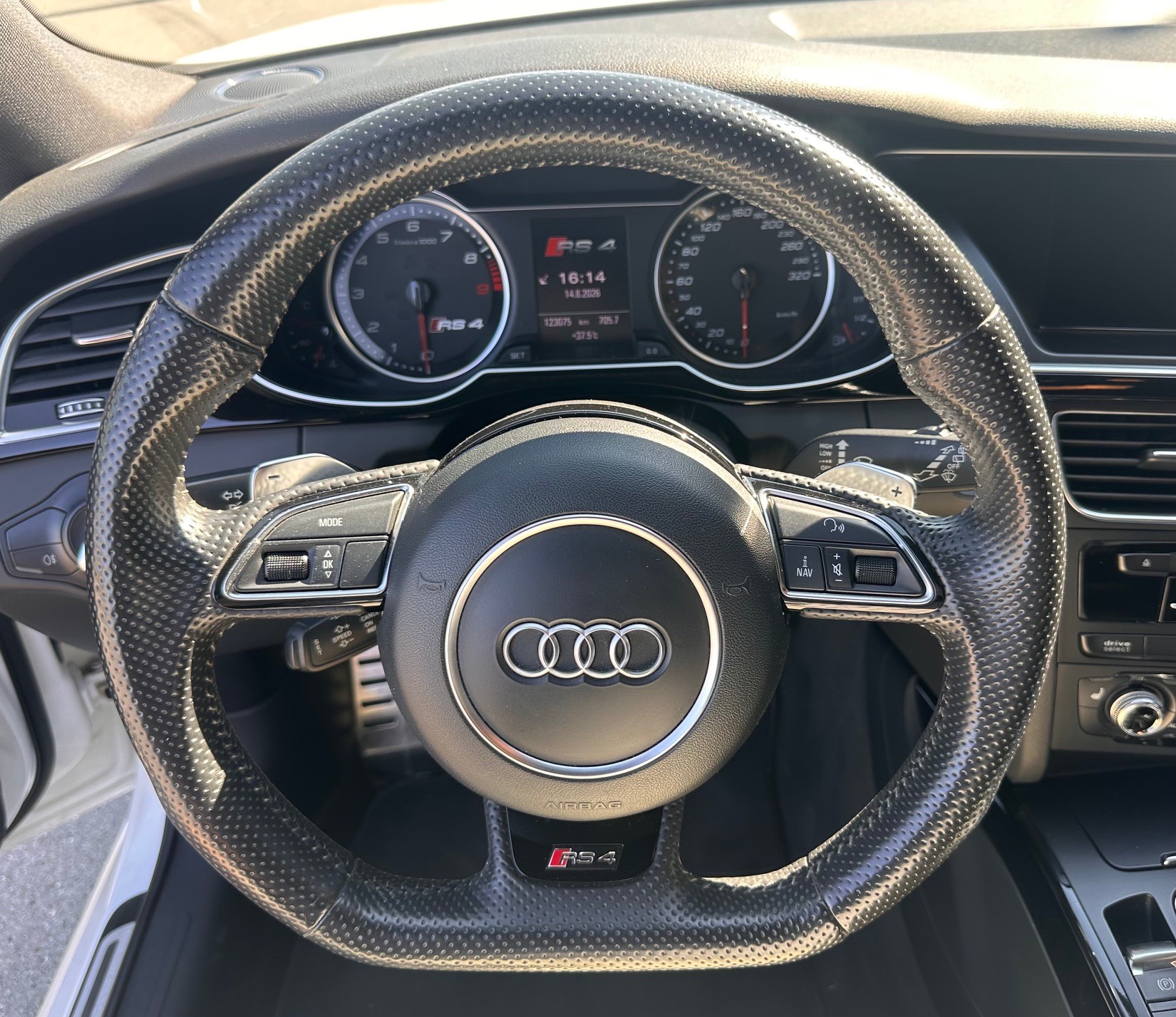 AUDI 4.2 V8 FSI quattro S-Tronic-image-2