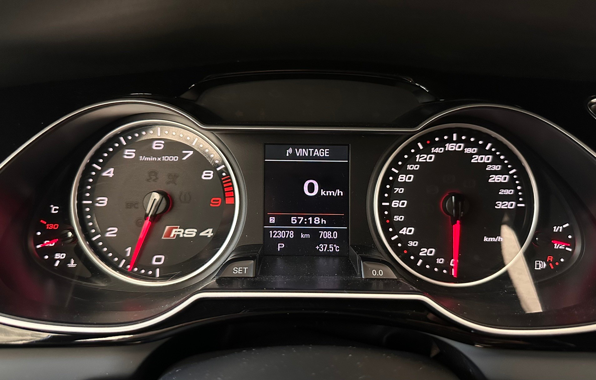 AUDI 4.2 V8 FSI quattro S-Tronic-image-3