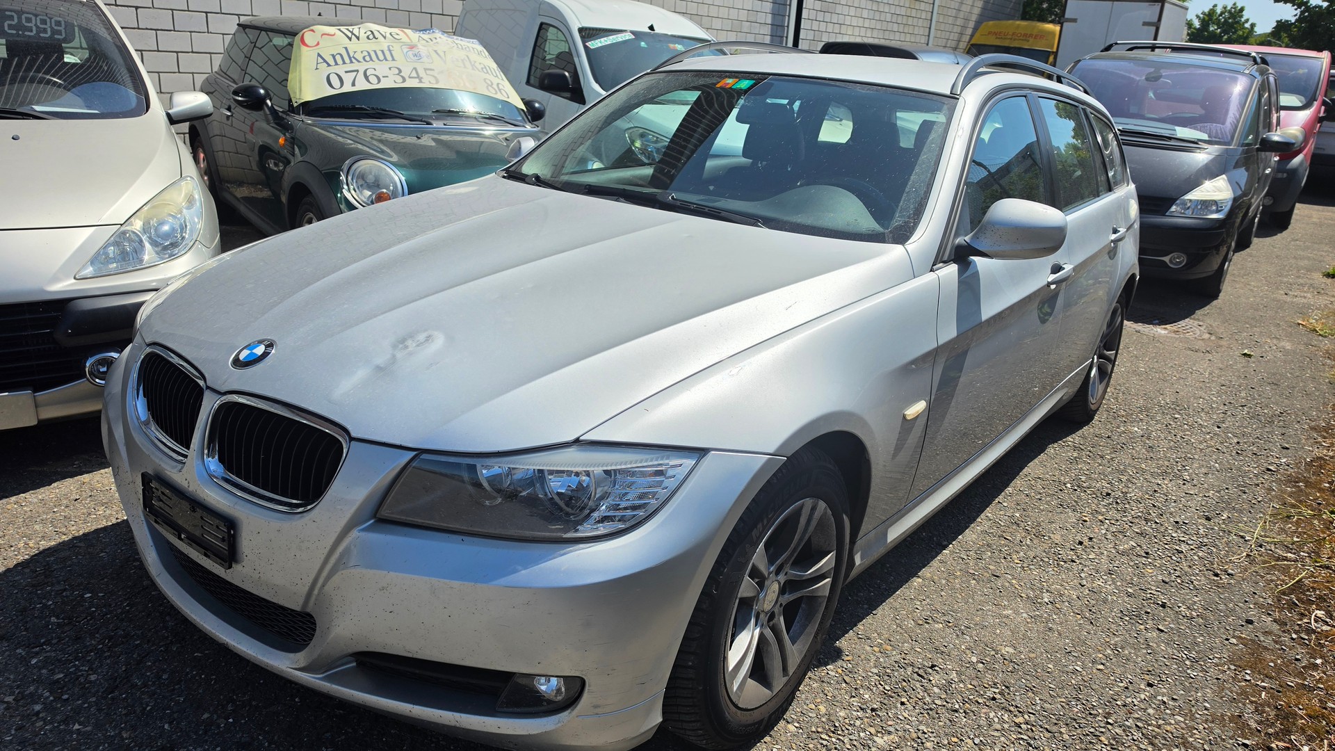 BMW 318i Touring-showroom-element-2