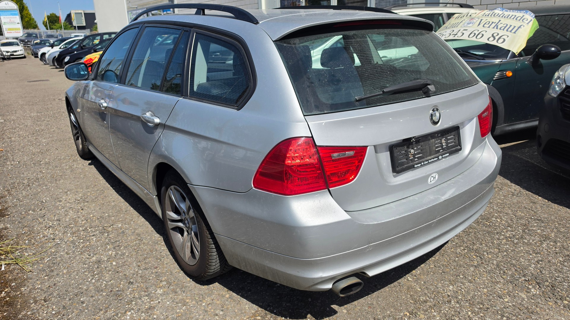BMW 318i Touring-showroom-element-3