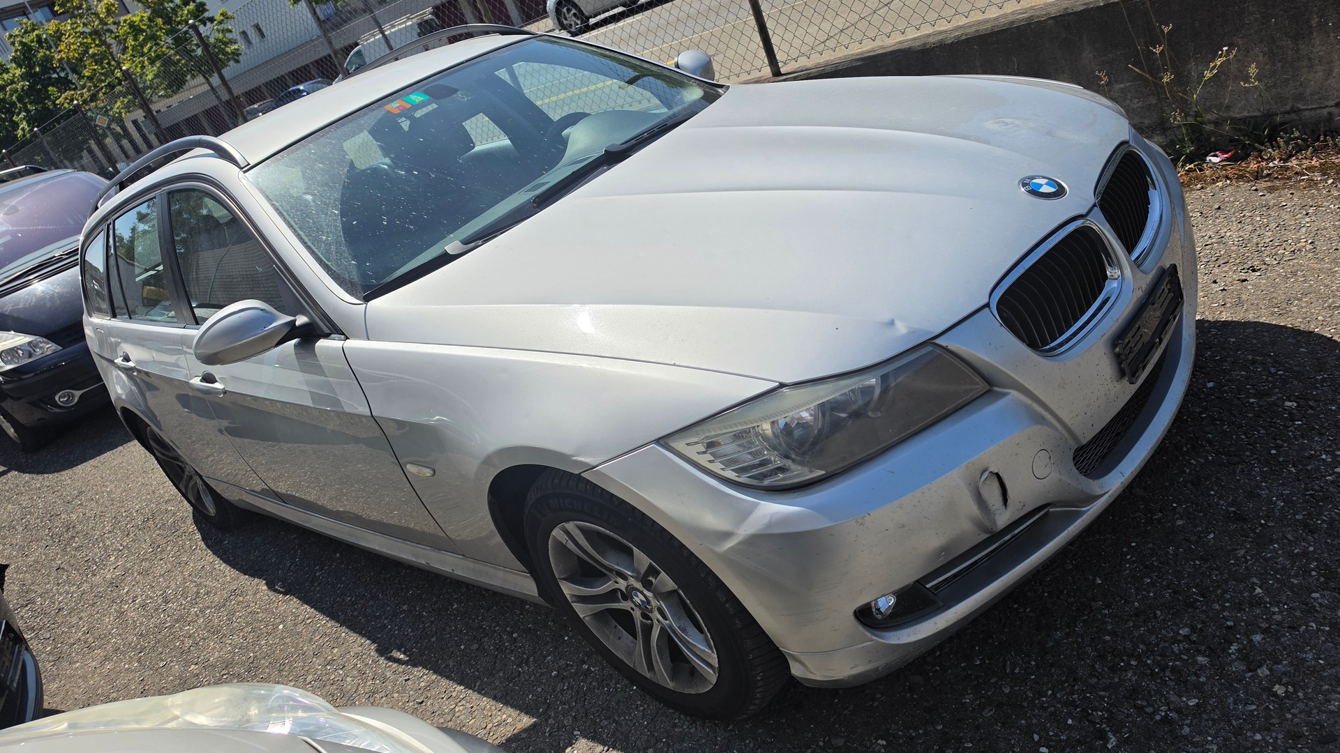 BMW 318i Touring-showroom-element-1