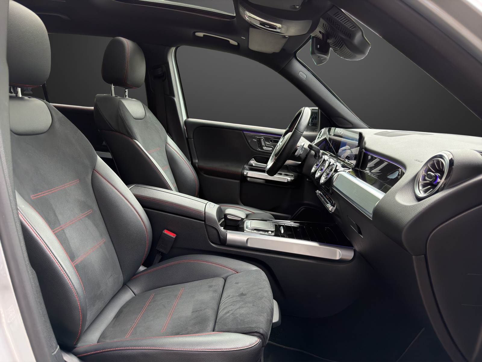 MERCEDES-BENZ GLB 200 4Matic AMG Line 8G-Tronic-image-12