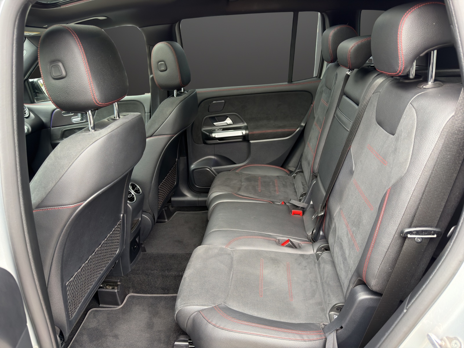 MERCEDES-BENZ GLB 200 4Matic AMG Line 8G-Tronic-image-11
