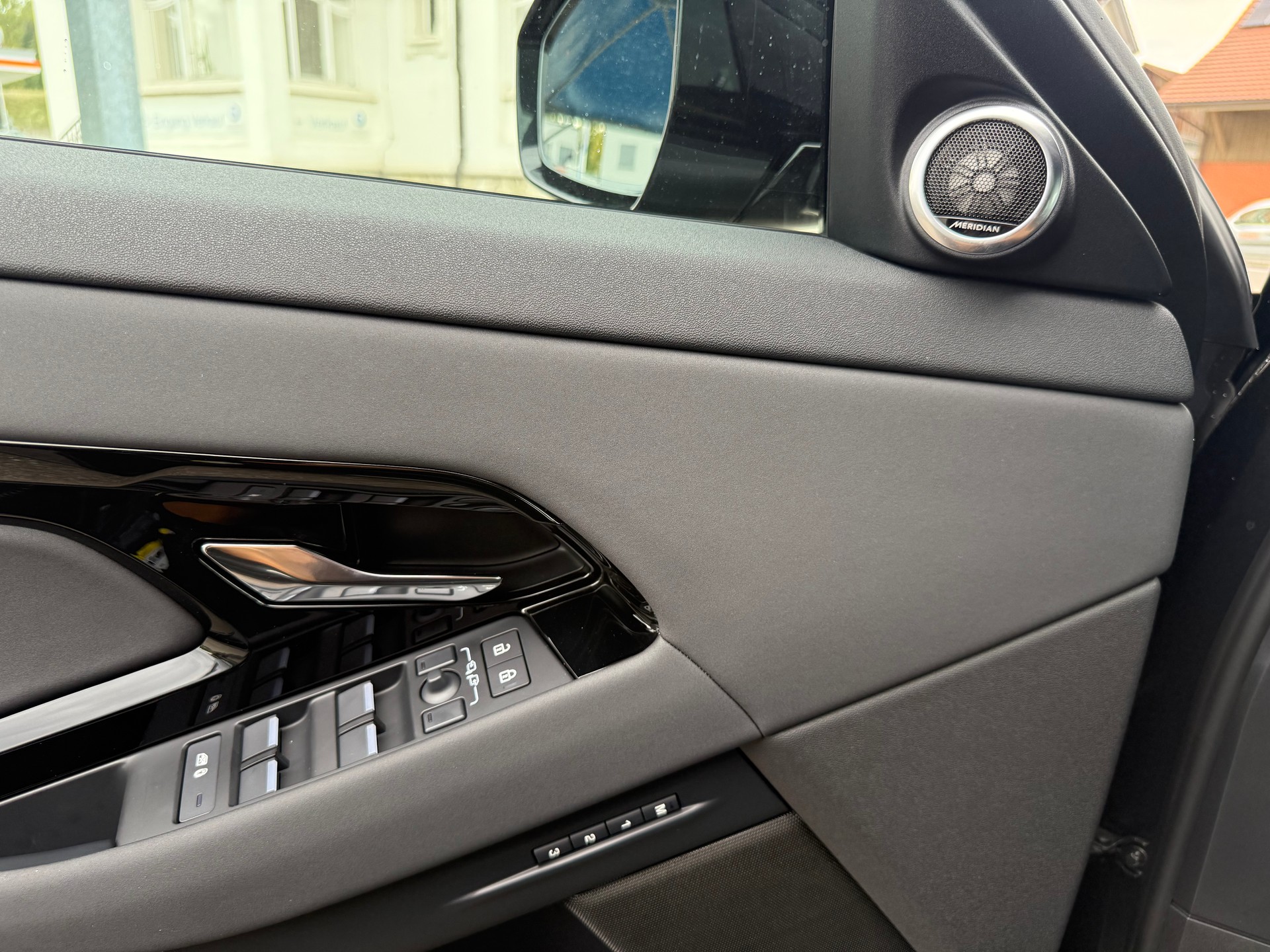LAND ROVER Range Rover Evoque 1.5 T 270e Hoxton Edition-image-24