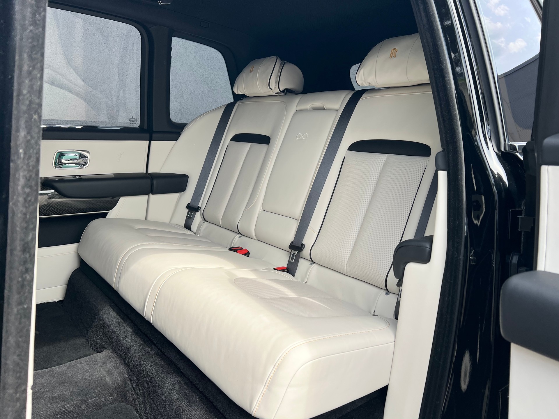 ROLLS-ROYCE Cullinan 6.7 V12 Black Badge-image-11