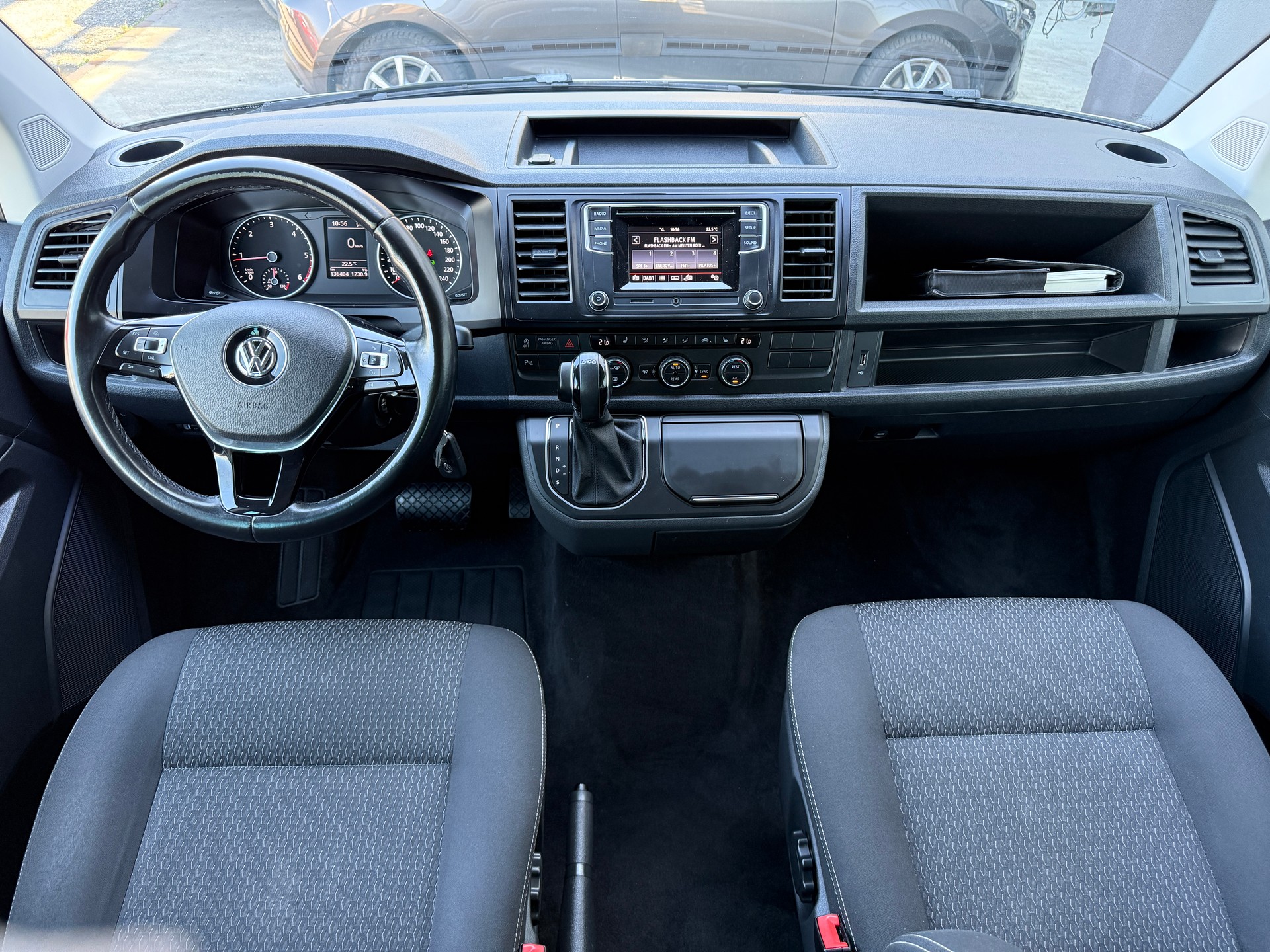 VW T6 Multivan 2.0 TDI Trendline DSG ***AHK & KINDERSITZE ***-image-9