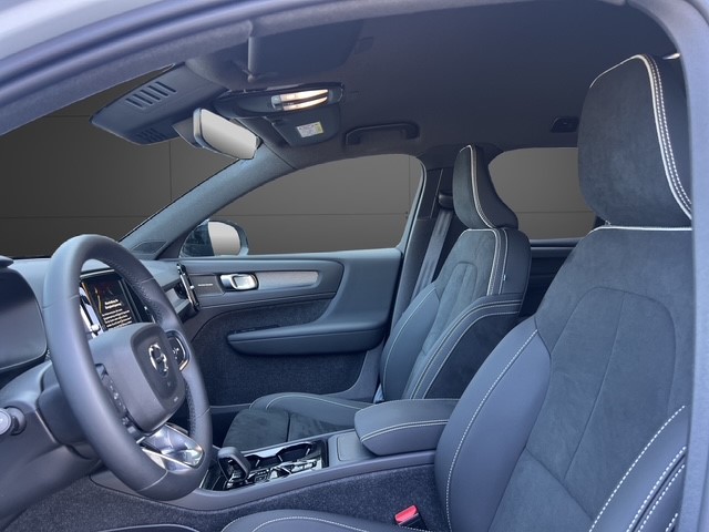 VOLVO XC40 2.0 B4 MH Plus Dark-image-9