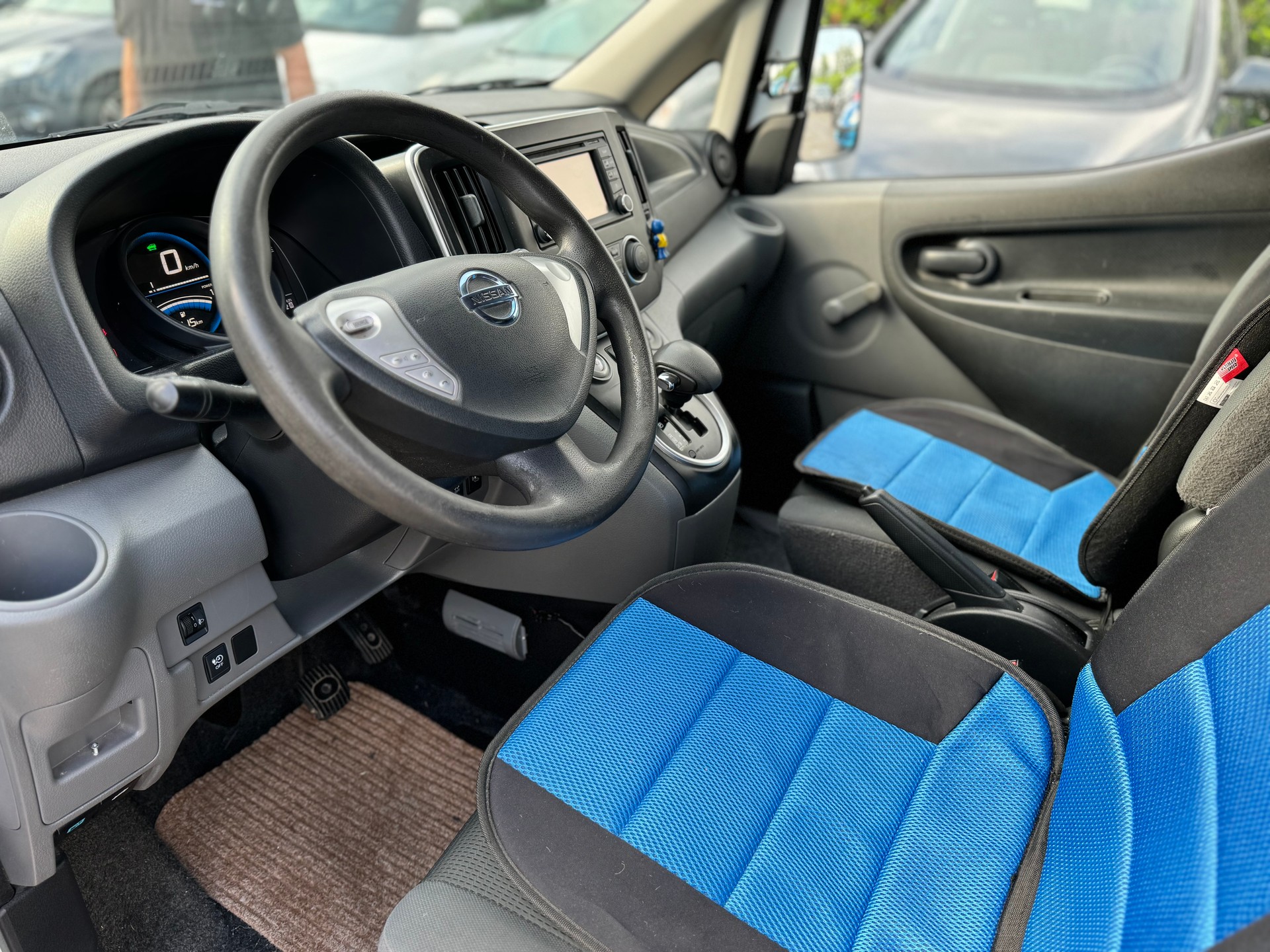 NISSAN NV200-image-13