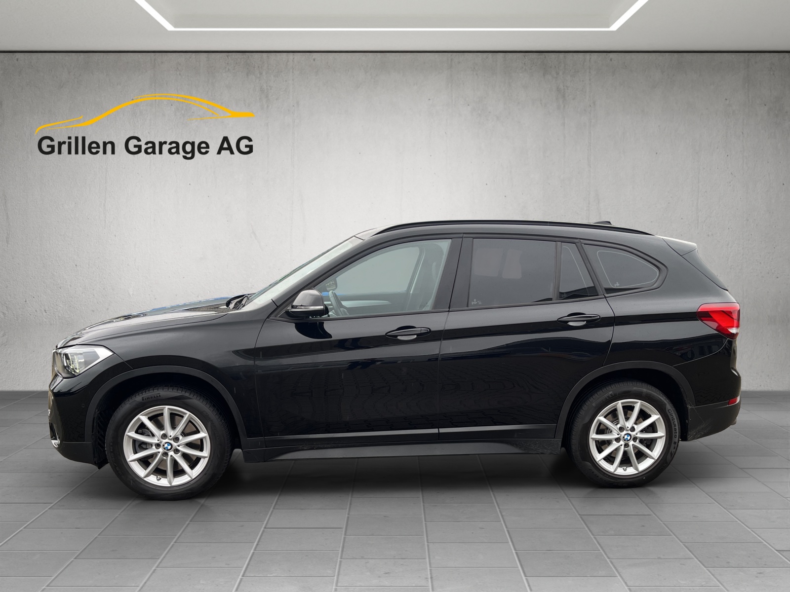 BMW X1 20i xDrive-showroom-element-1