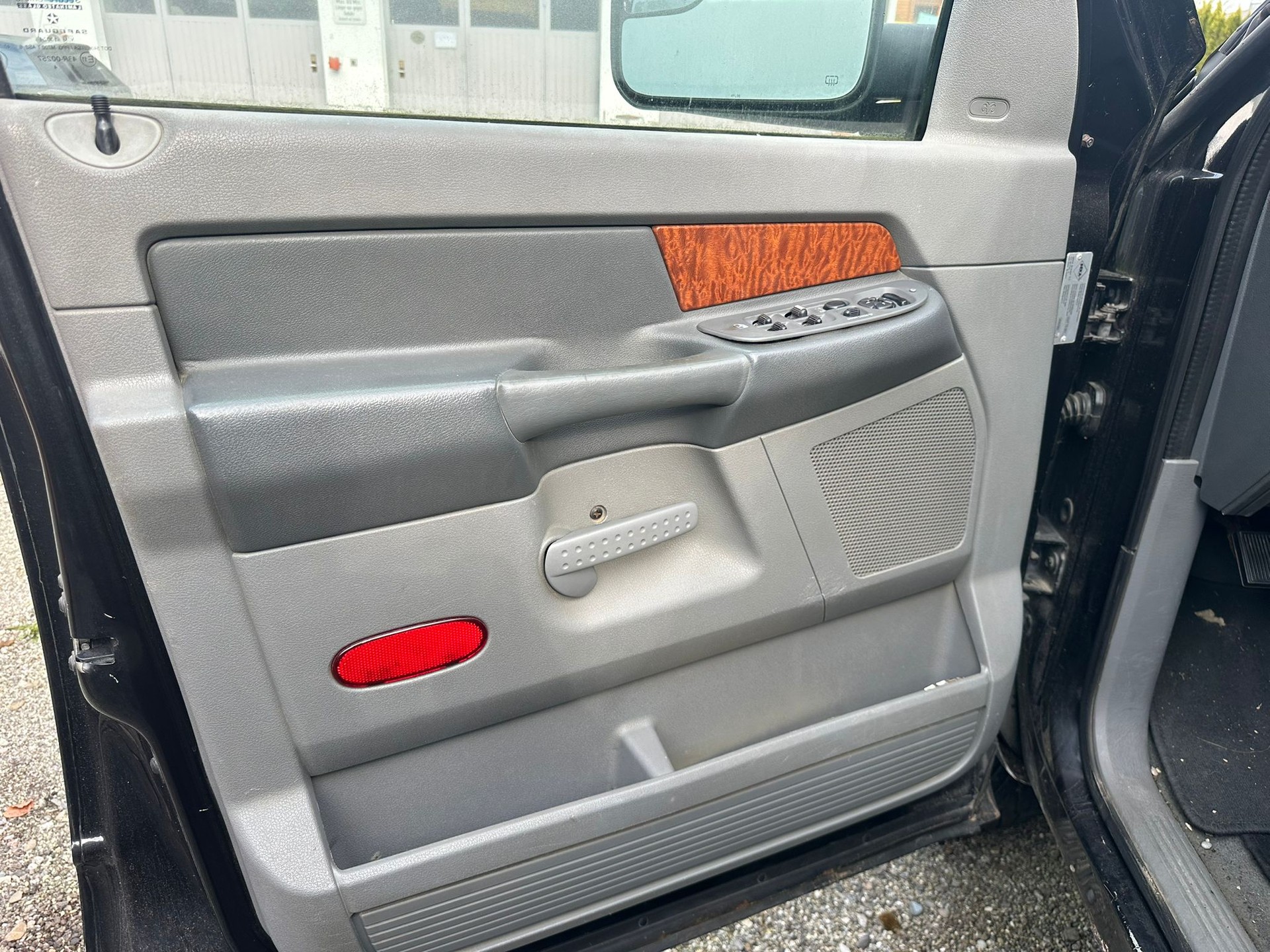 DODGE 2500 HD-image-11