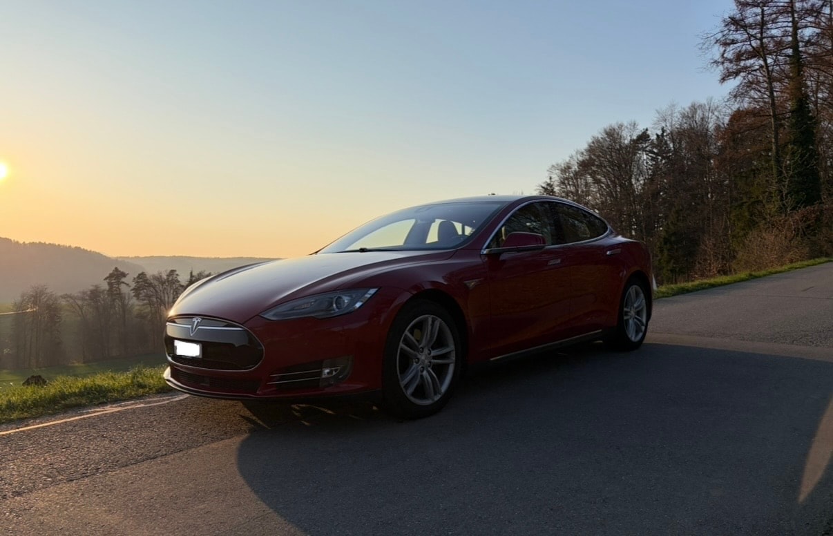 TESLA Model S 85 ***Free SuperCharger Life Long***-image-2