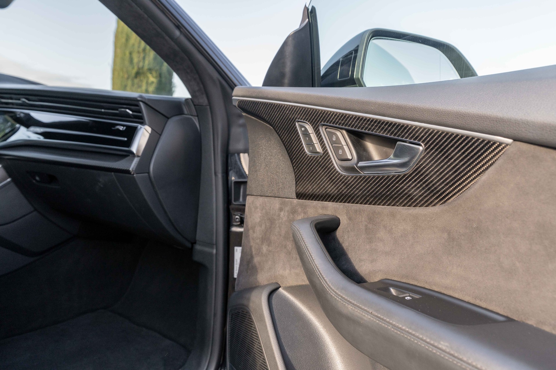AUDI RSQ8 quattro tiptronic-image-11