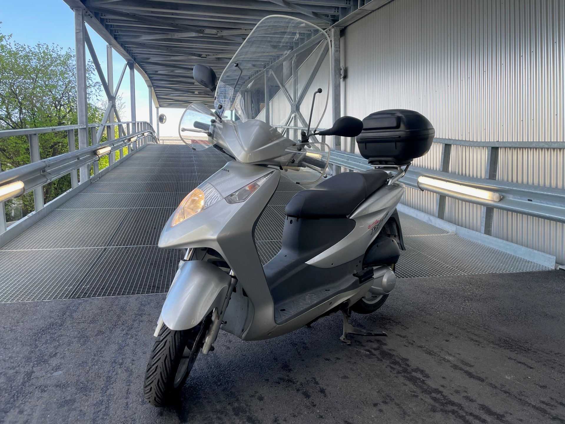 HONDA SES 125 Dylan-showroom-element-1