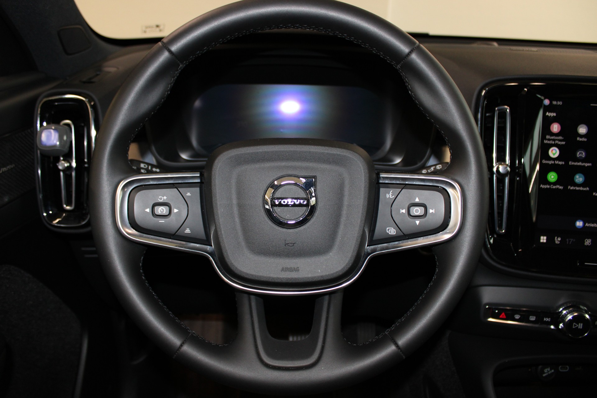 VOLVO XC40 B4 Benzin Mild Hybrid Core DCT-image-10
