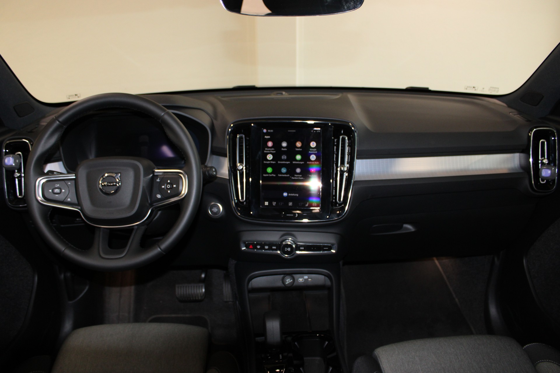 VOLVO XC40 B4 Benzin Mild Hybrid Core DCT-image-9