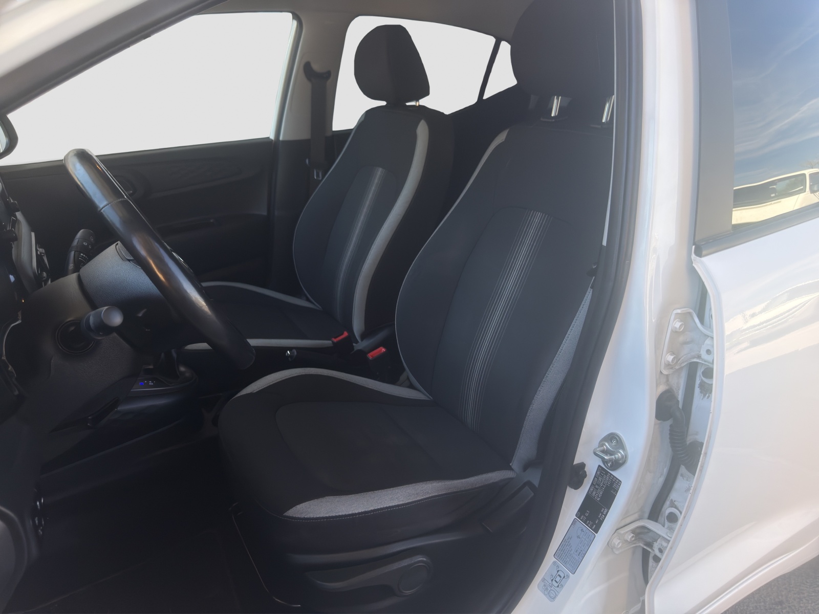 HYUNDAI i10 1.0 Launch Automat-image-14