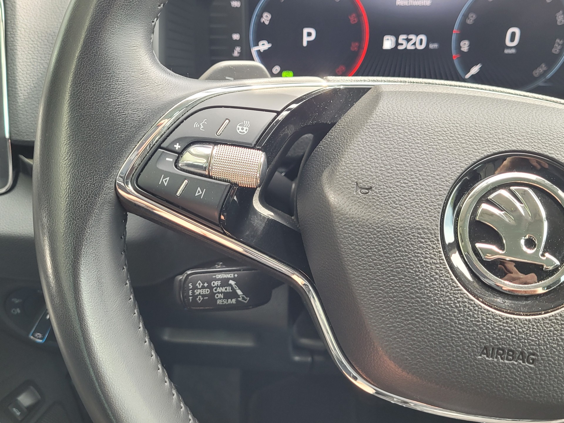 SKODA Karoq 2.0 TDI CR Style 4x4 DSG *Anhängerkupplung+8-fach bereift*-image-13