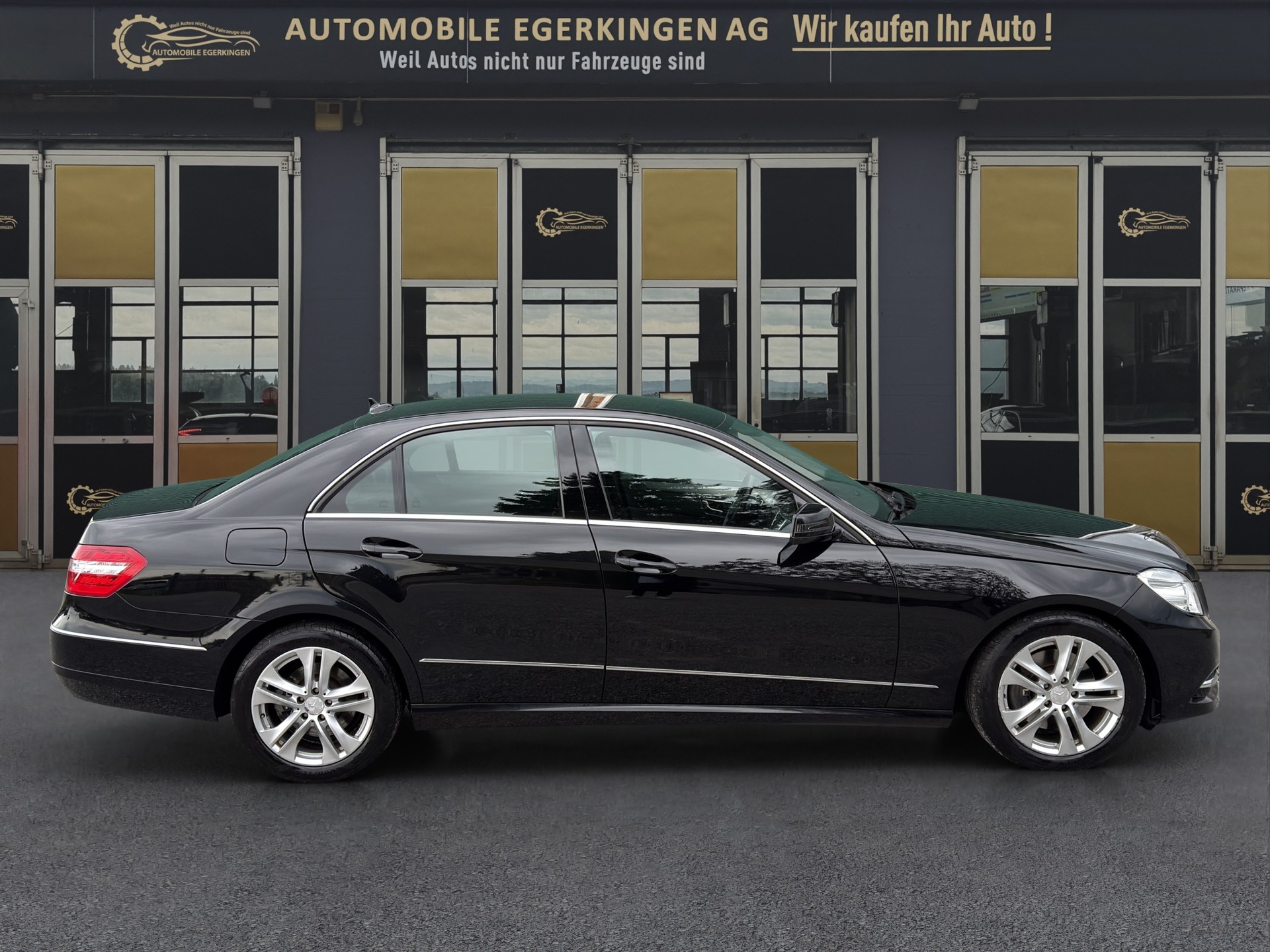 MERCEDES-BENZ E 350 V6 4matic-showroom-element-3