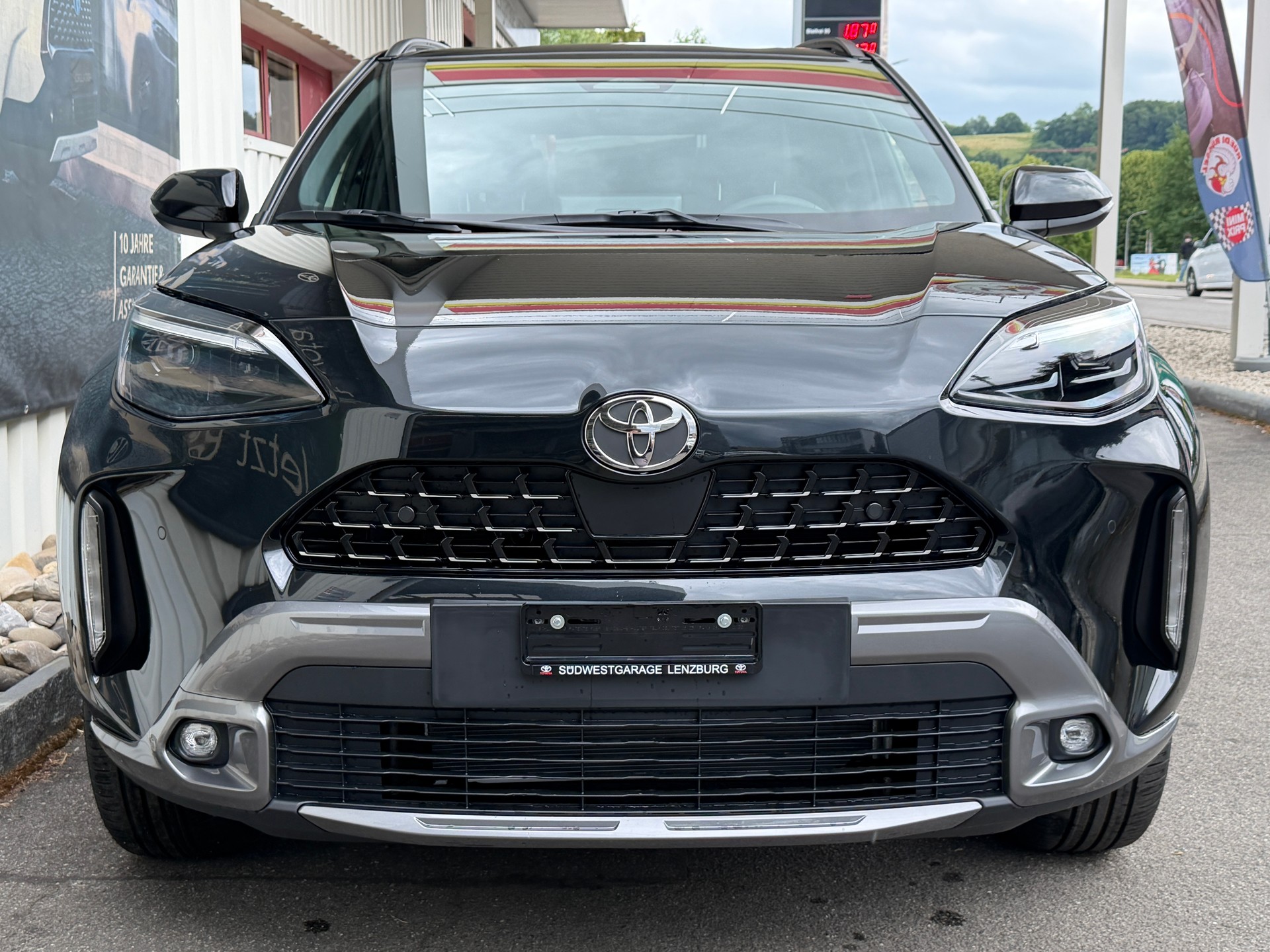 TOYOTA Yaris Cross 1.5 Premium AWDi e-CVT-showroom-element-3