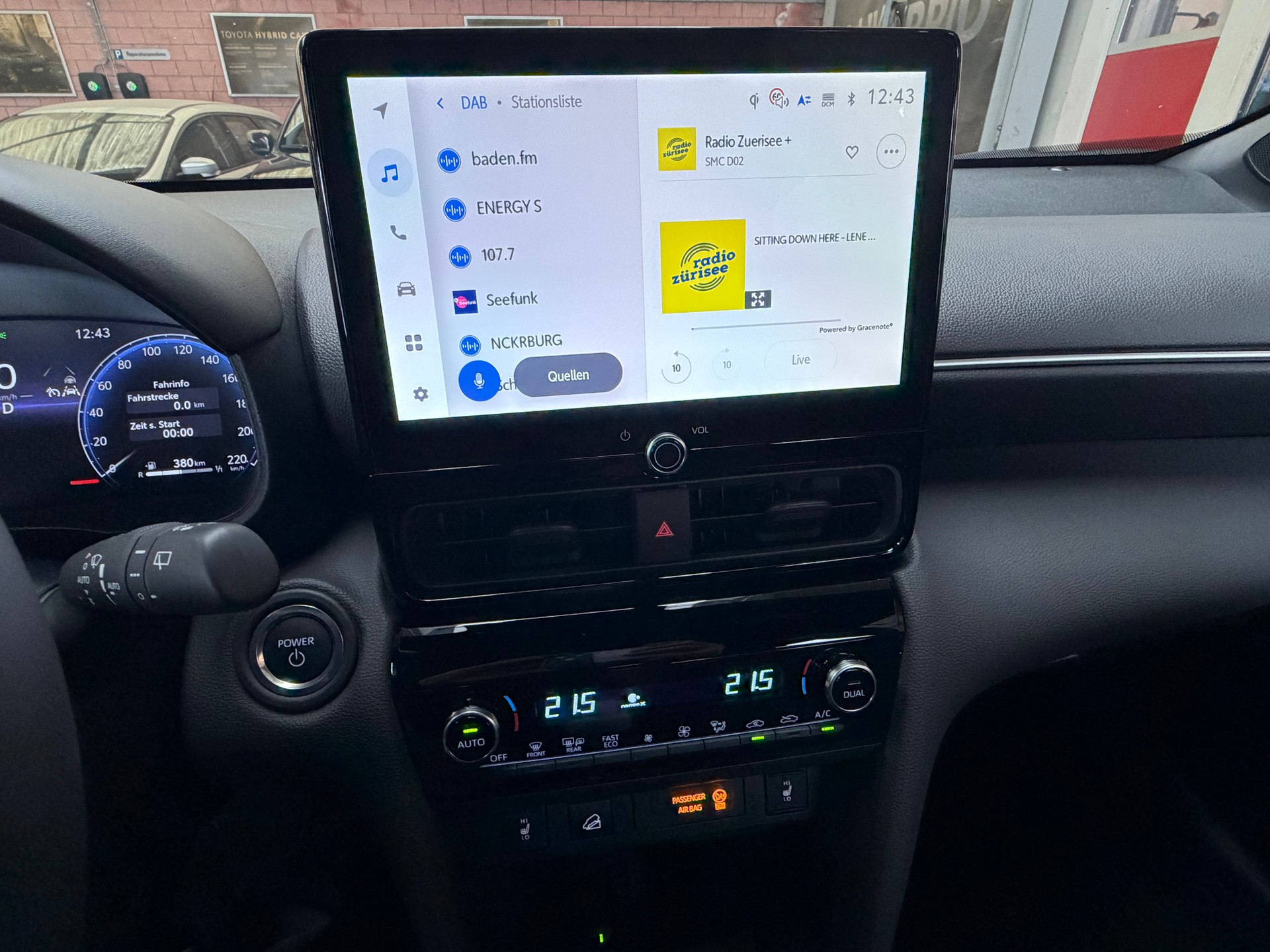 TOYOTA Yaris Cross 1.5 Premium AWDi e-CVT-image-12