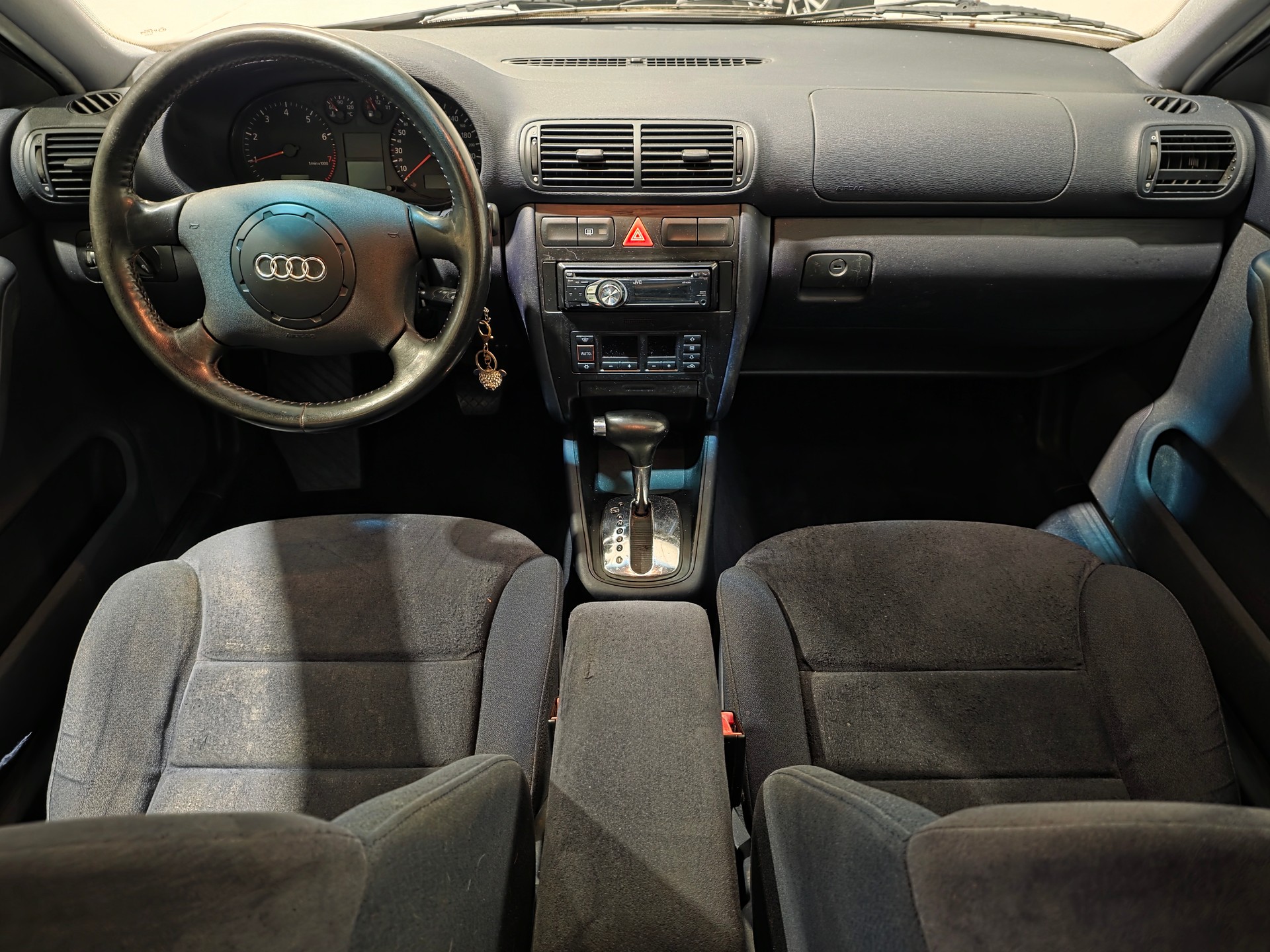 AUDI A3 1.8 T Ambiente-image-4