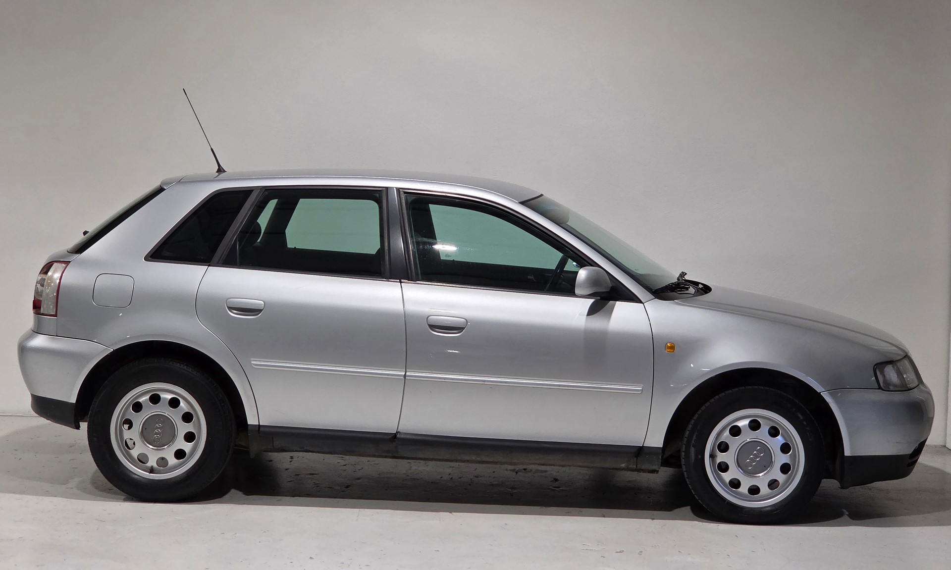 AUDI A3 1.8 T Ambiente-image-11