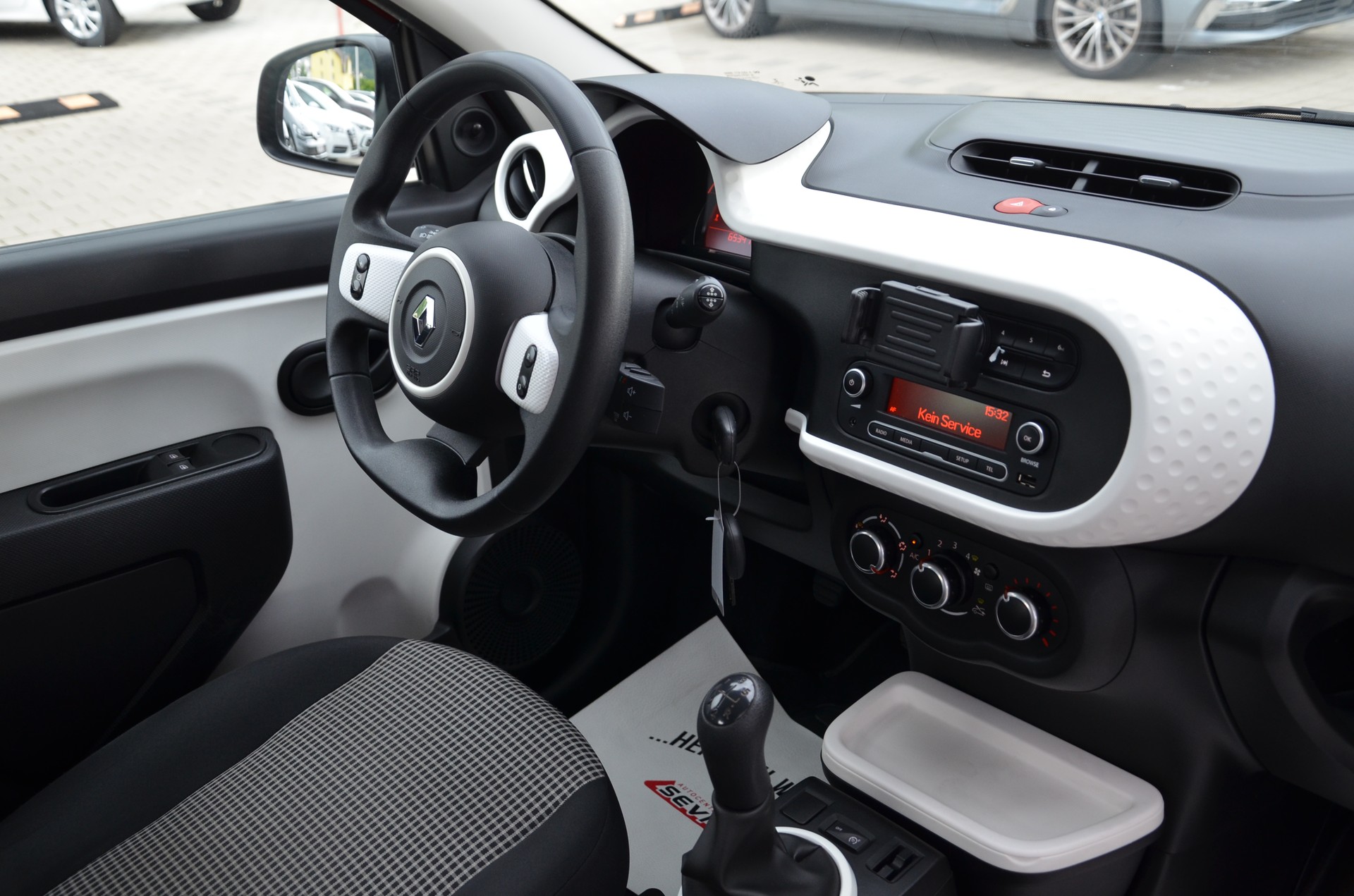 RENAULT Twingo 1.0 Life*Ab MFK,1 Jahr oder 20'000km Garantie*-image-12