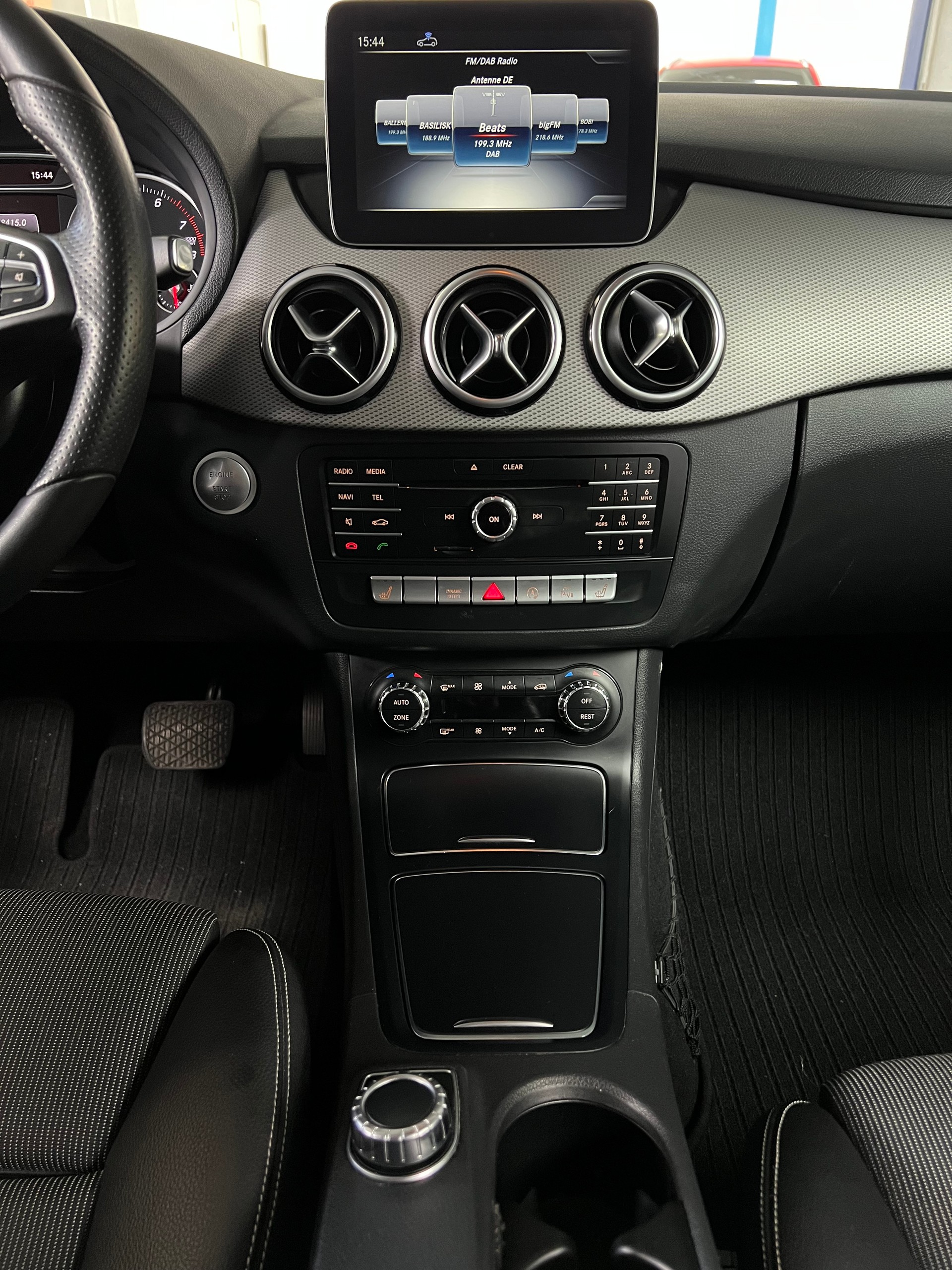 MERCEDES-BENZ B 220 Urban 4Matic 7G-DCT-image-5