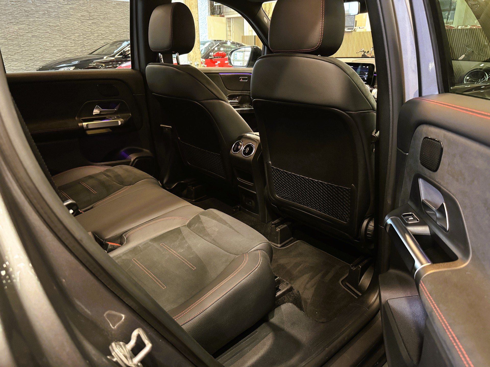 MERCEDES-BENZ GLB 200 4Matic AMG Line 8G-Tronic-image-18