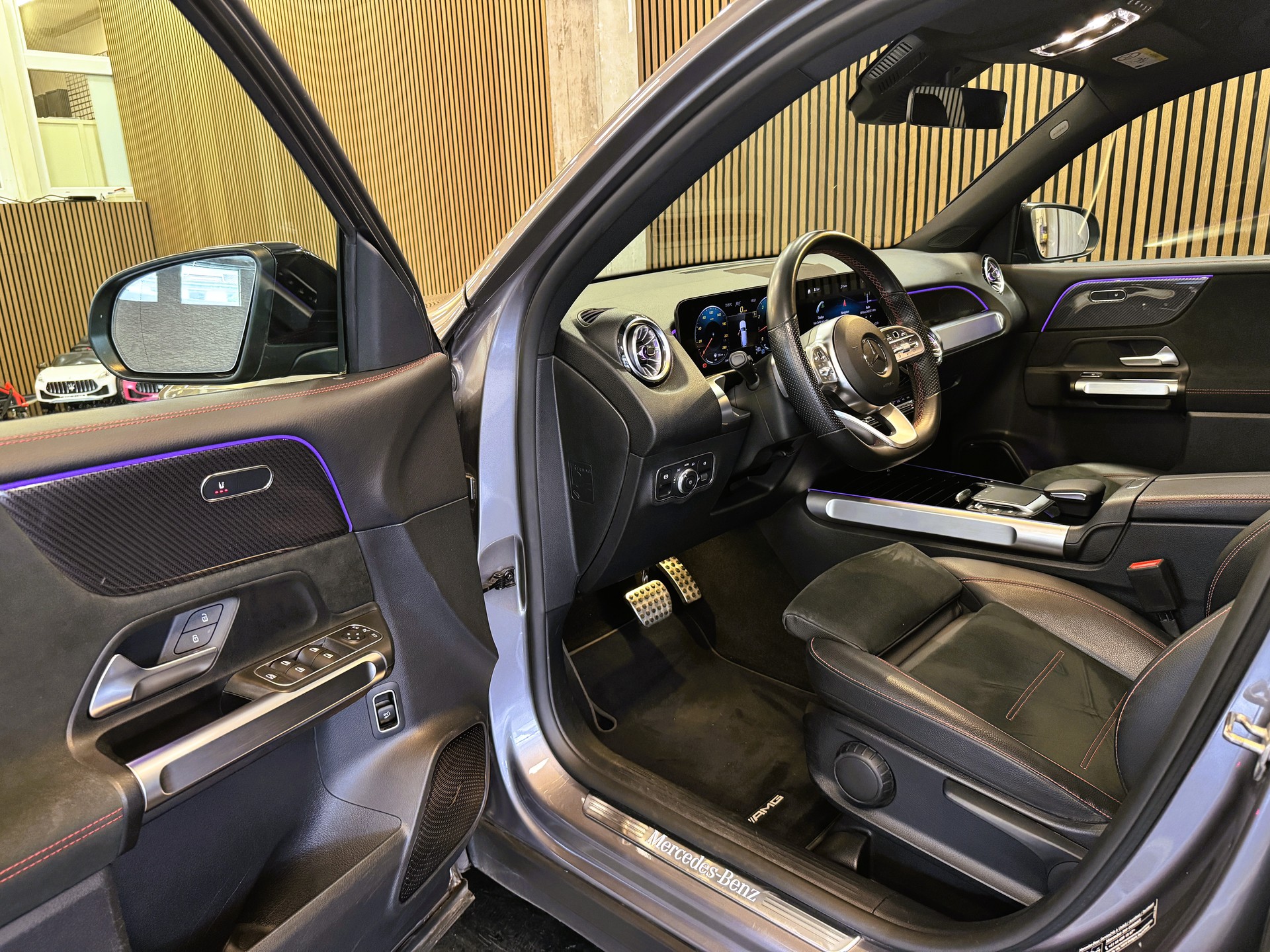 MERCEDES-BENZ GLB 200 4Matic AMG Line 8G-Tronic-image-10