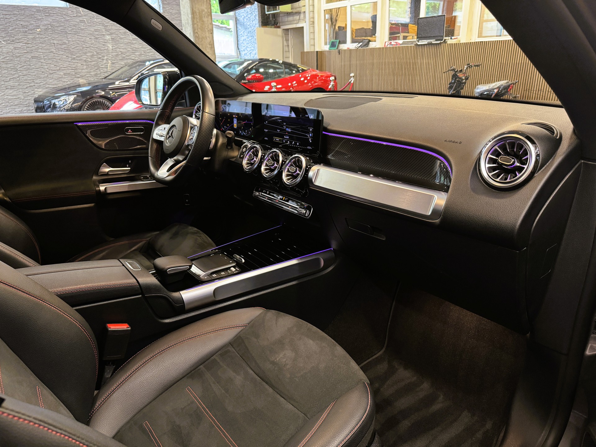 MERCEDES-BENZ GLB 200 4Matic AMG Line 8G-Tronic-image-19