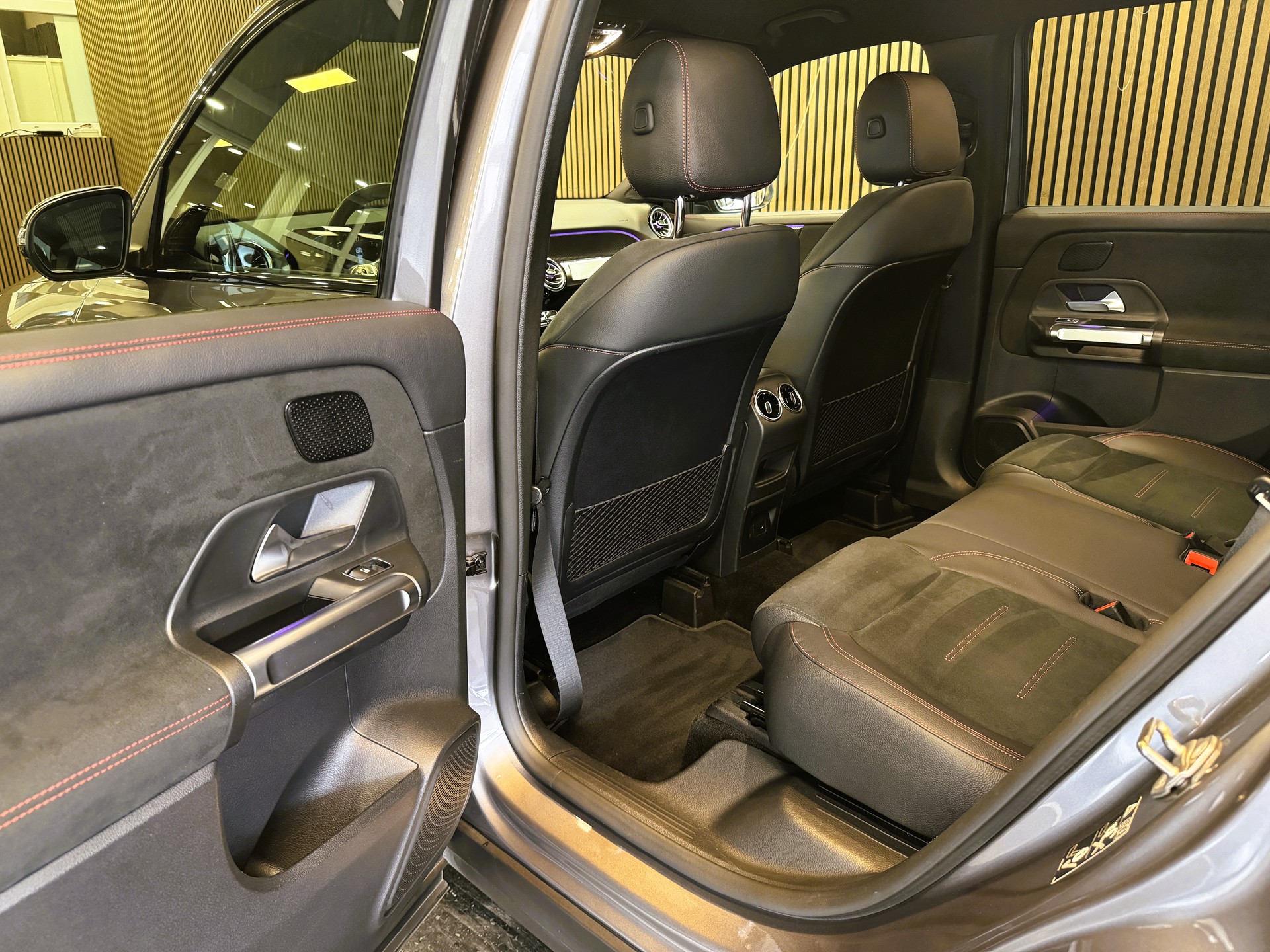 MERCEDES-BENZ GLB 200 4Matic AMG Line 8G-Tronic-image-17