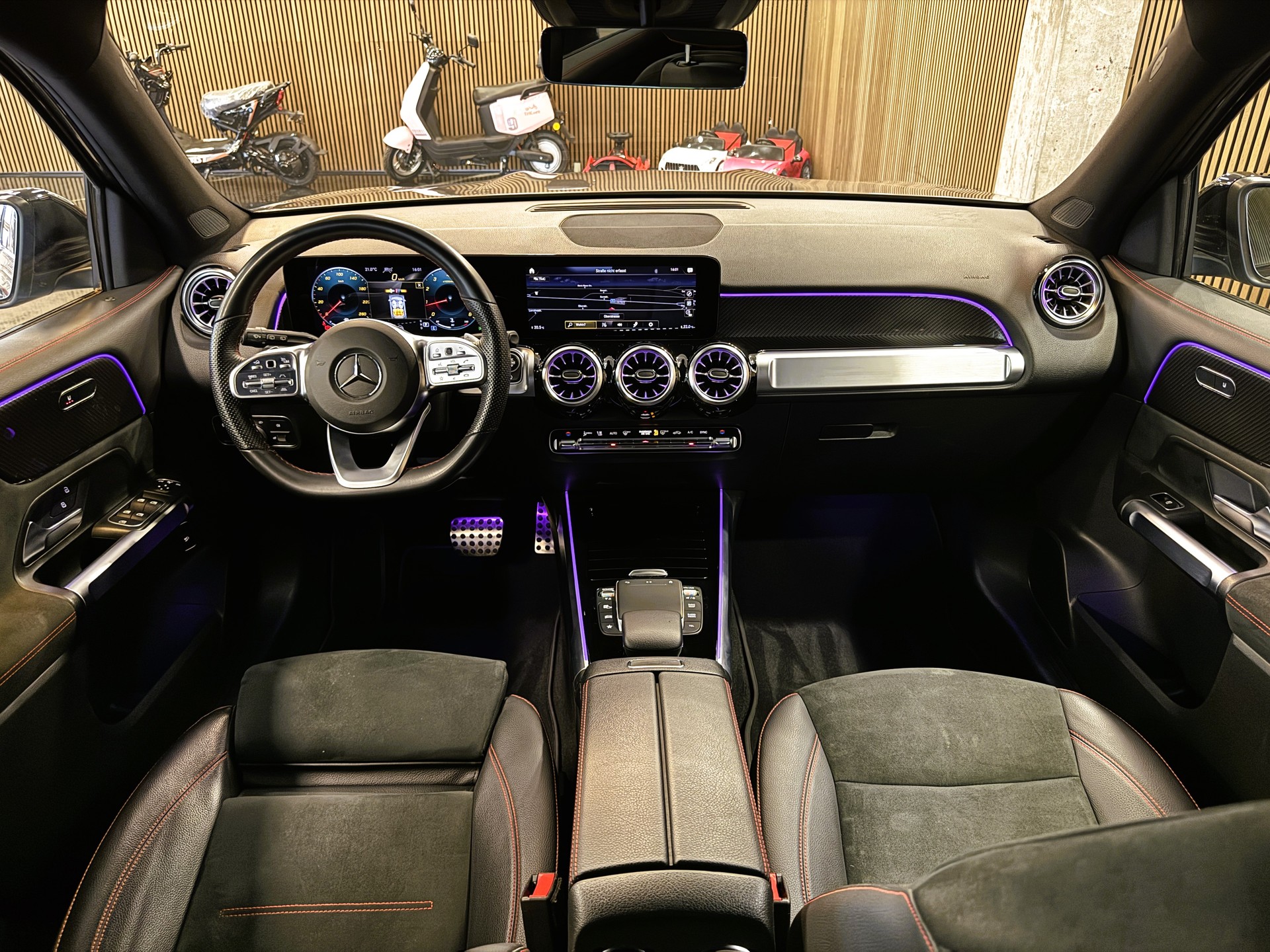 MERCEDES-BENZ GLB 200 4Matic AMG Line 8G-Tronic-image-16