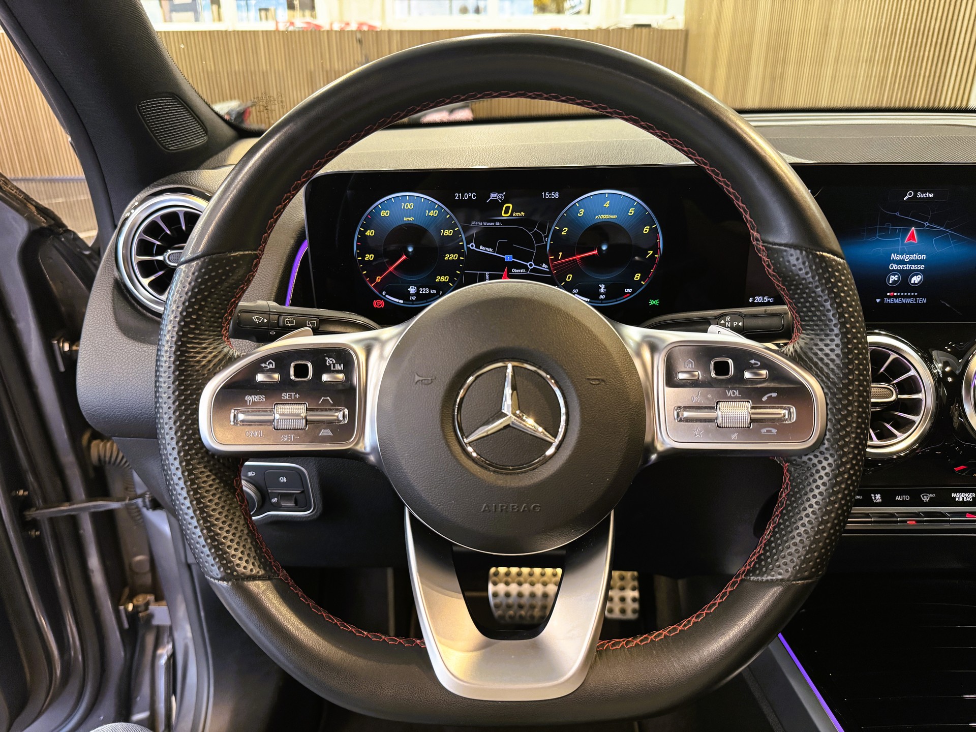 MERCEDES-BENZ GLB 200 4Matic AMG Line 8G-Tronic-image-11