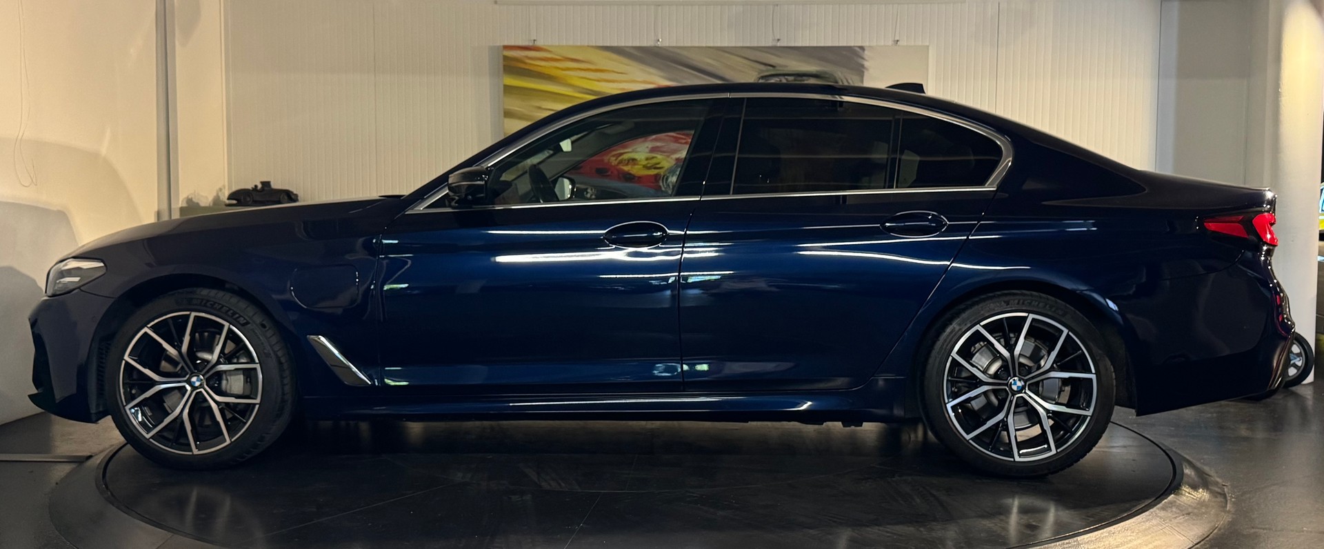 BMW 530e xDrive G30 LCI M LOOK-showroom-element-1