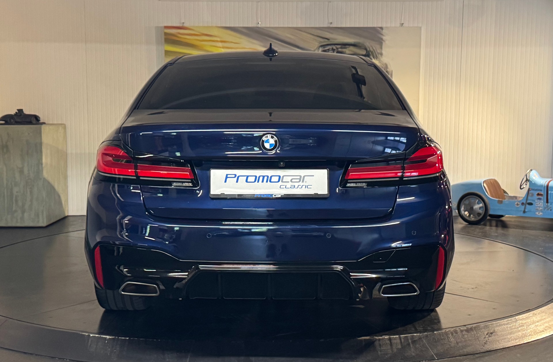 BMW 530e xDrive G30 LCI M LOOK-showroom-element-3