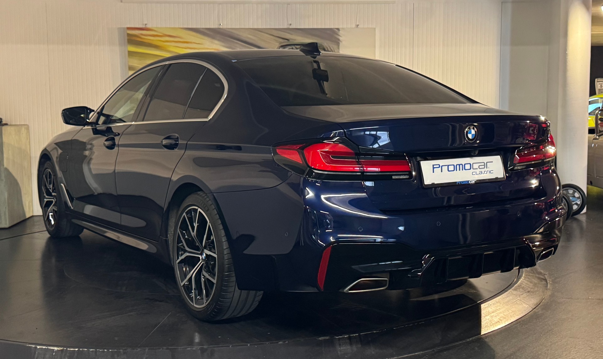 BMW 530e xDrive G30 LCI M LOOK-showroom-element-2