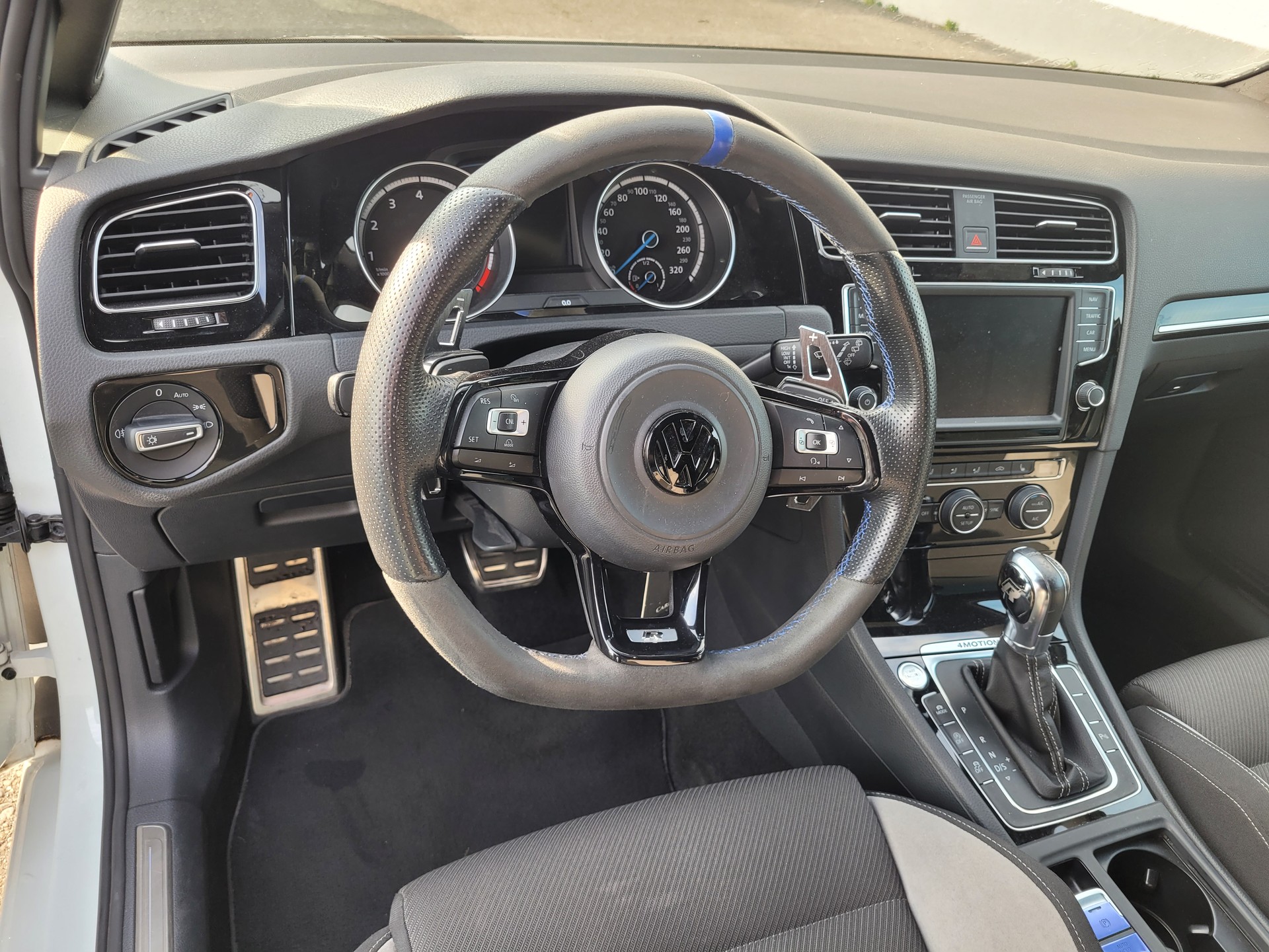VW Golf 2.0 TSI R 4Motion DSG-image-14