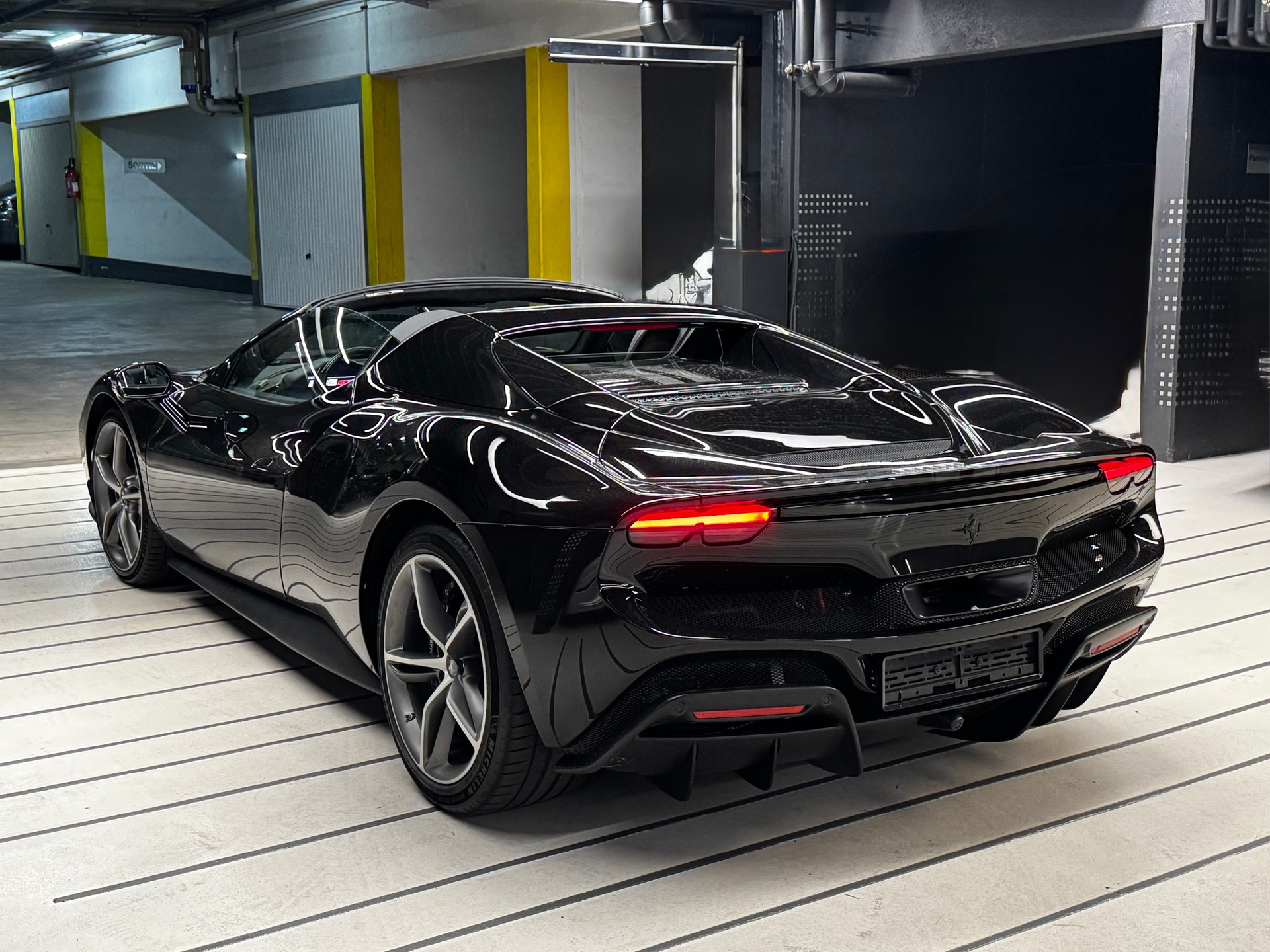 FERRARI 296 GTS-showroom-element-3