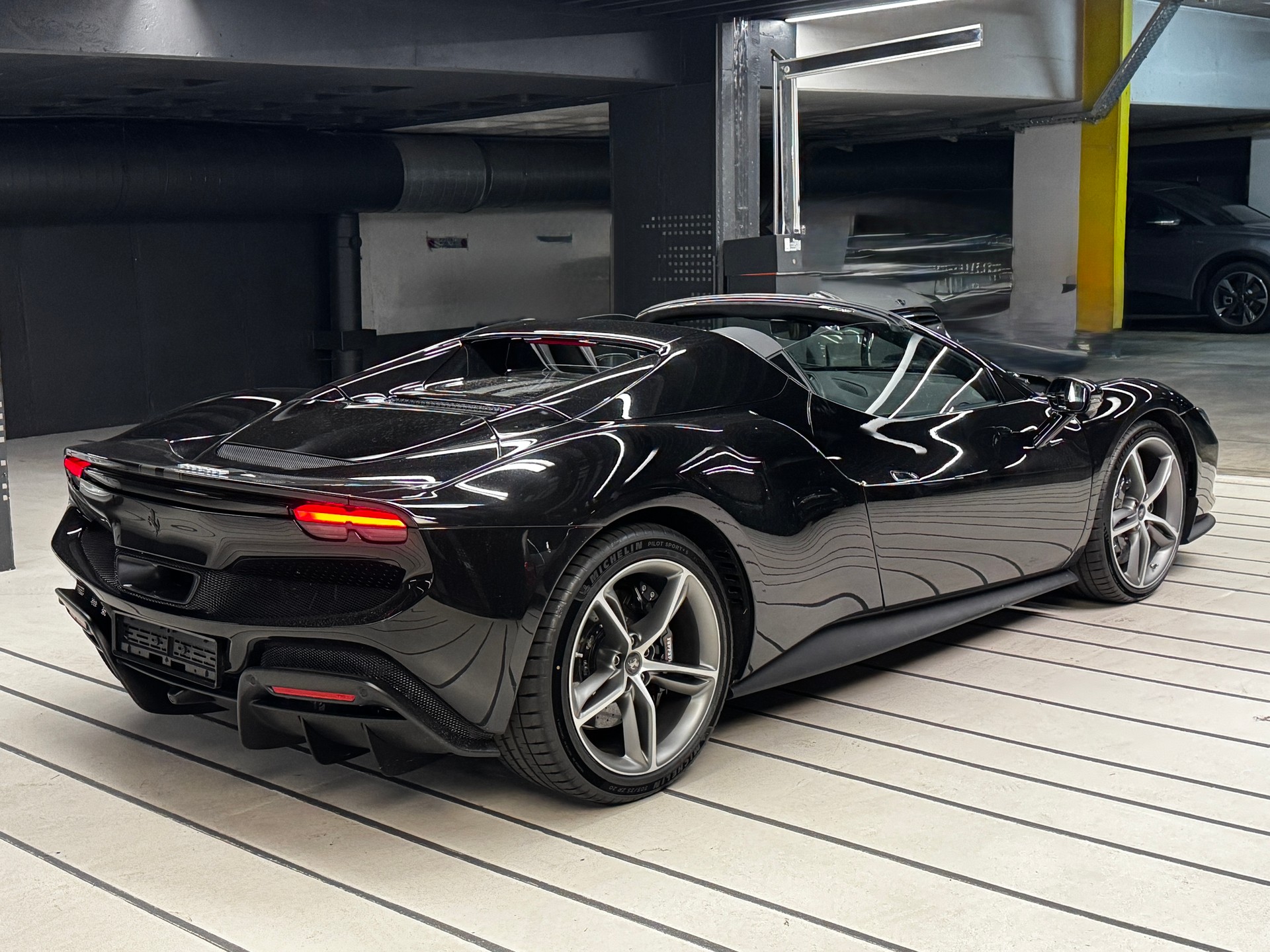 FERRARI 296 GTS-showroom-element-2