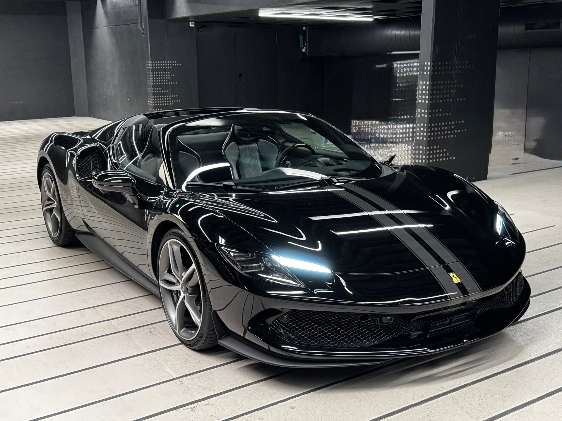 FERRARI 296 GTS-showroom-element-1