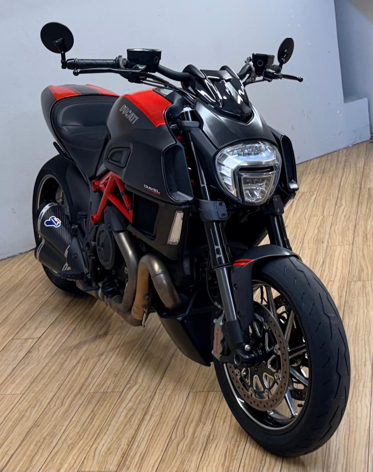 DUCATI Diavel 1200 Carbon red-image-0