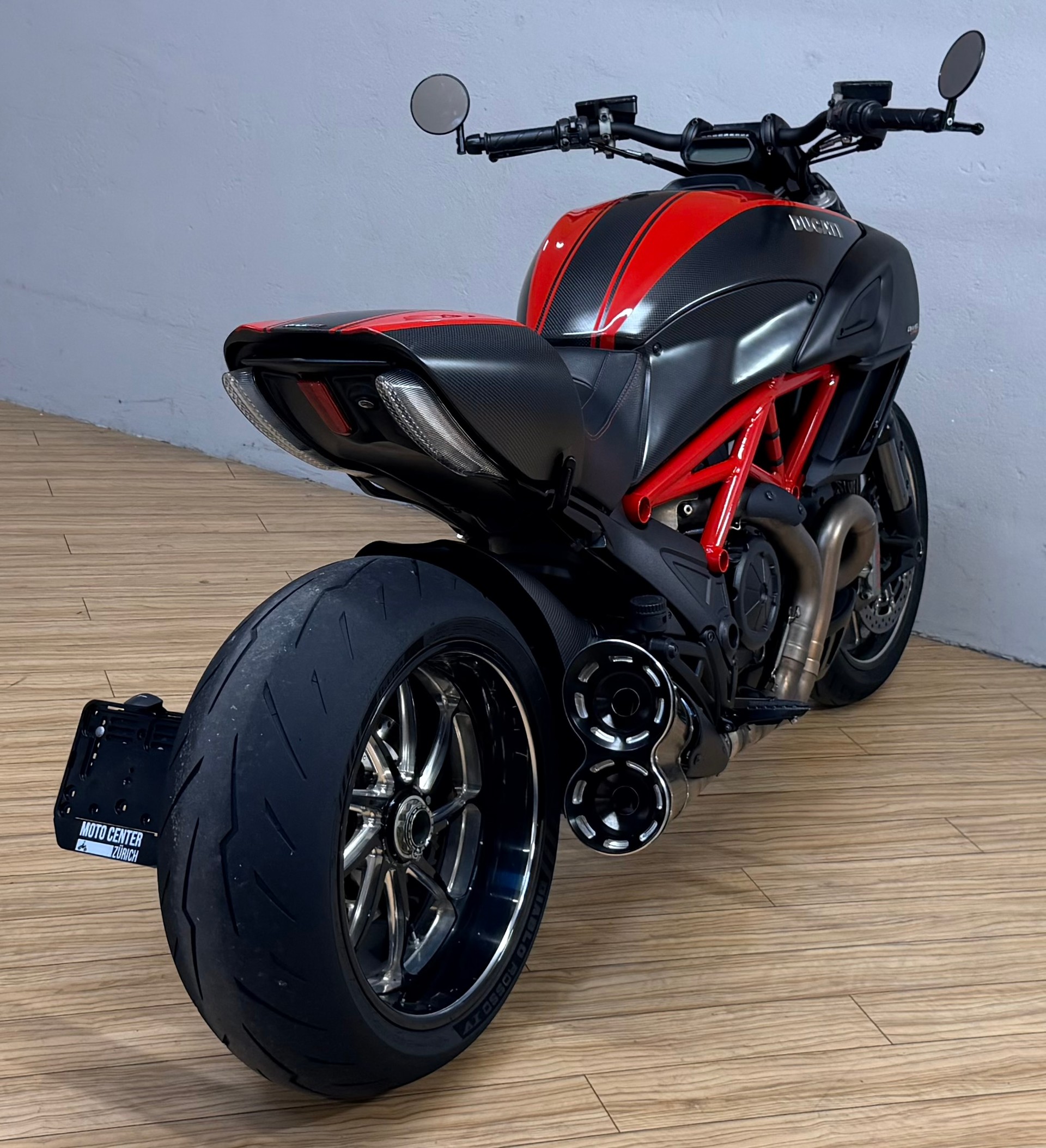 DUCATI Diavel 1200 Carbon red-image-2