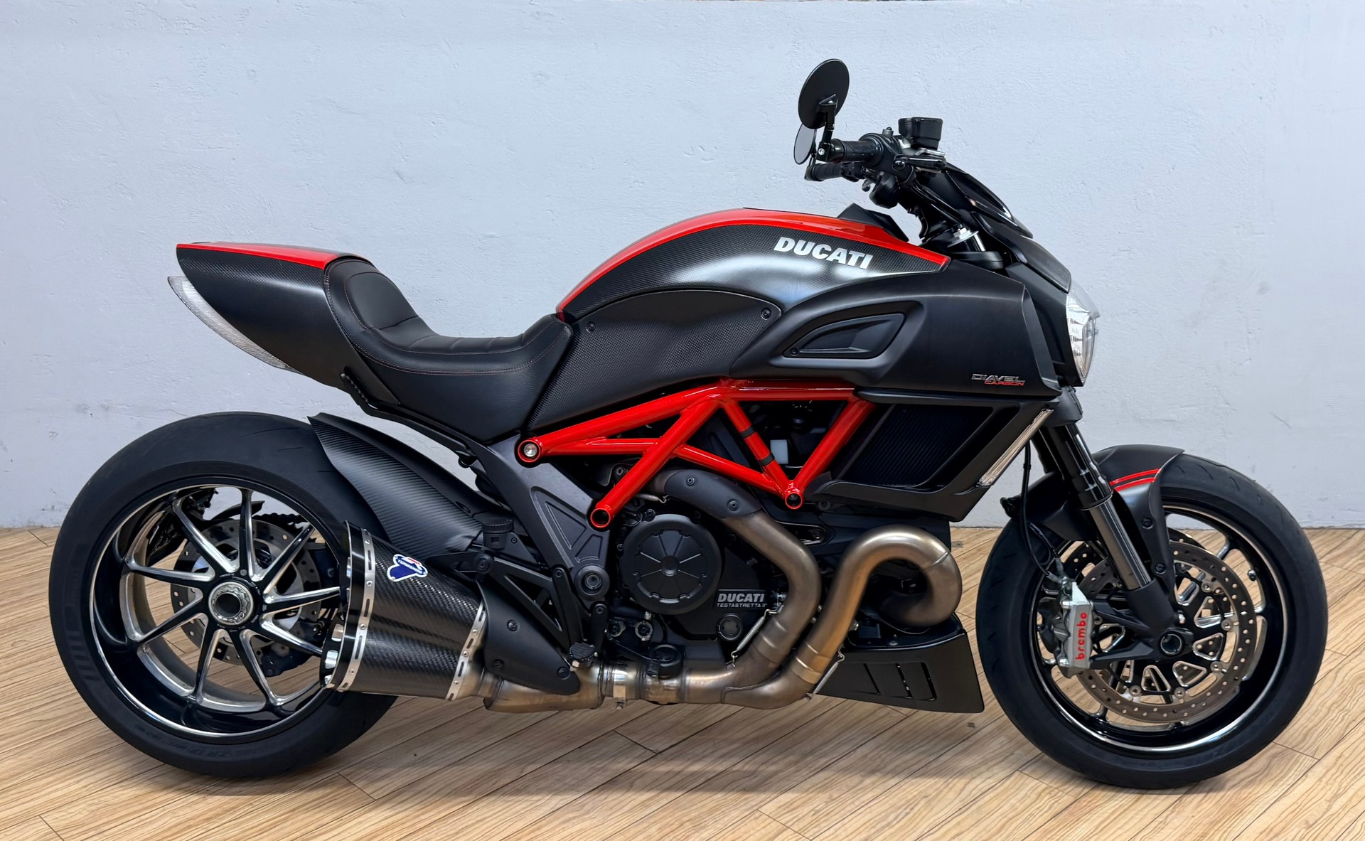 DUCATI Diavel 1200 Carbon red-image-1