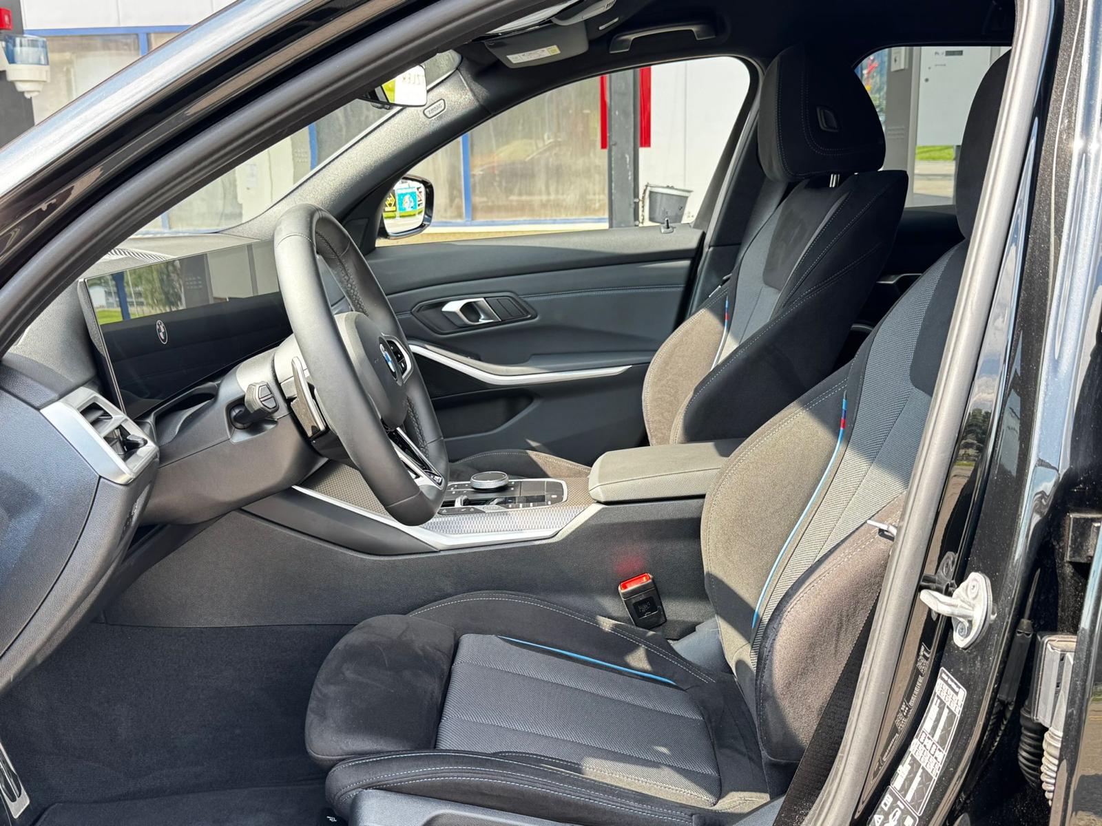 BMW 330i Touring xDrive Steptronic M Sport *Elektr. Anhängerkupplung**Panoramadach**Shadow-Line**Live Cockpit**245PS**Modell 2025*-image-11