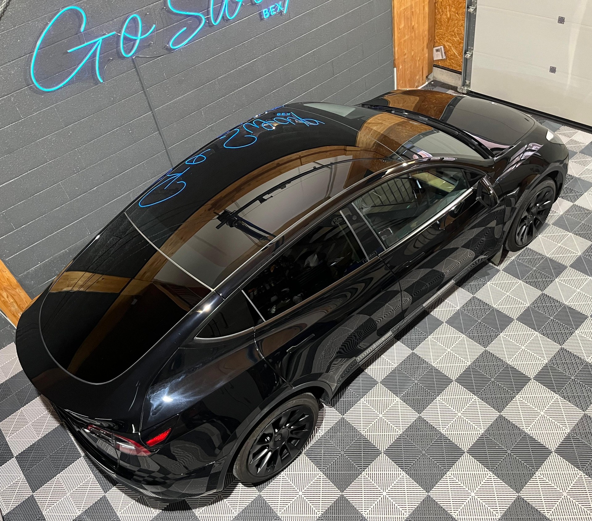 TESLA Model Y RWD-showroom-element-2