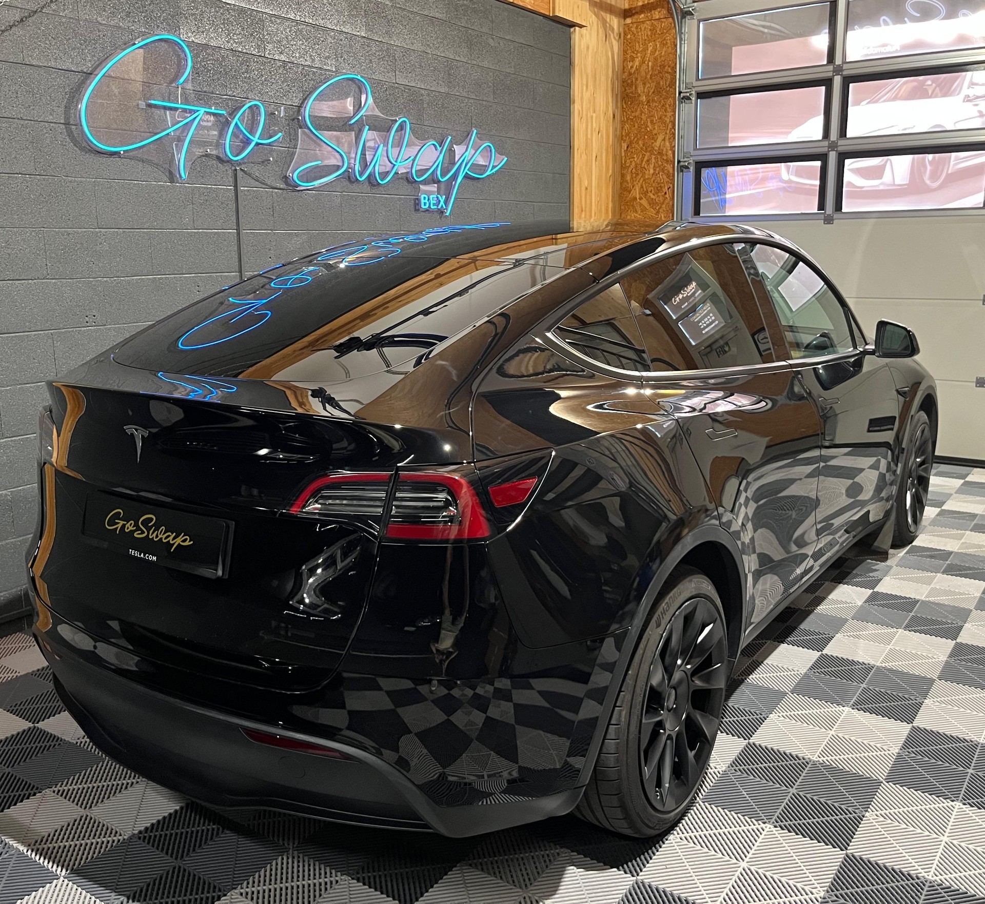 TESLA Model Y RWD-showroom-element-3